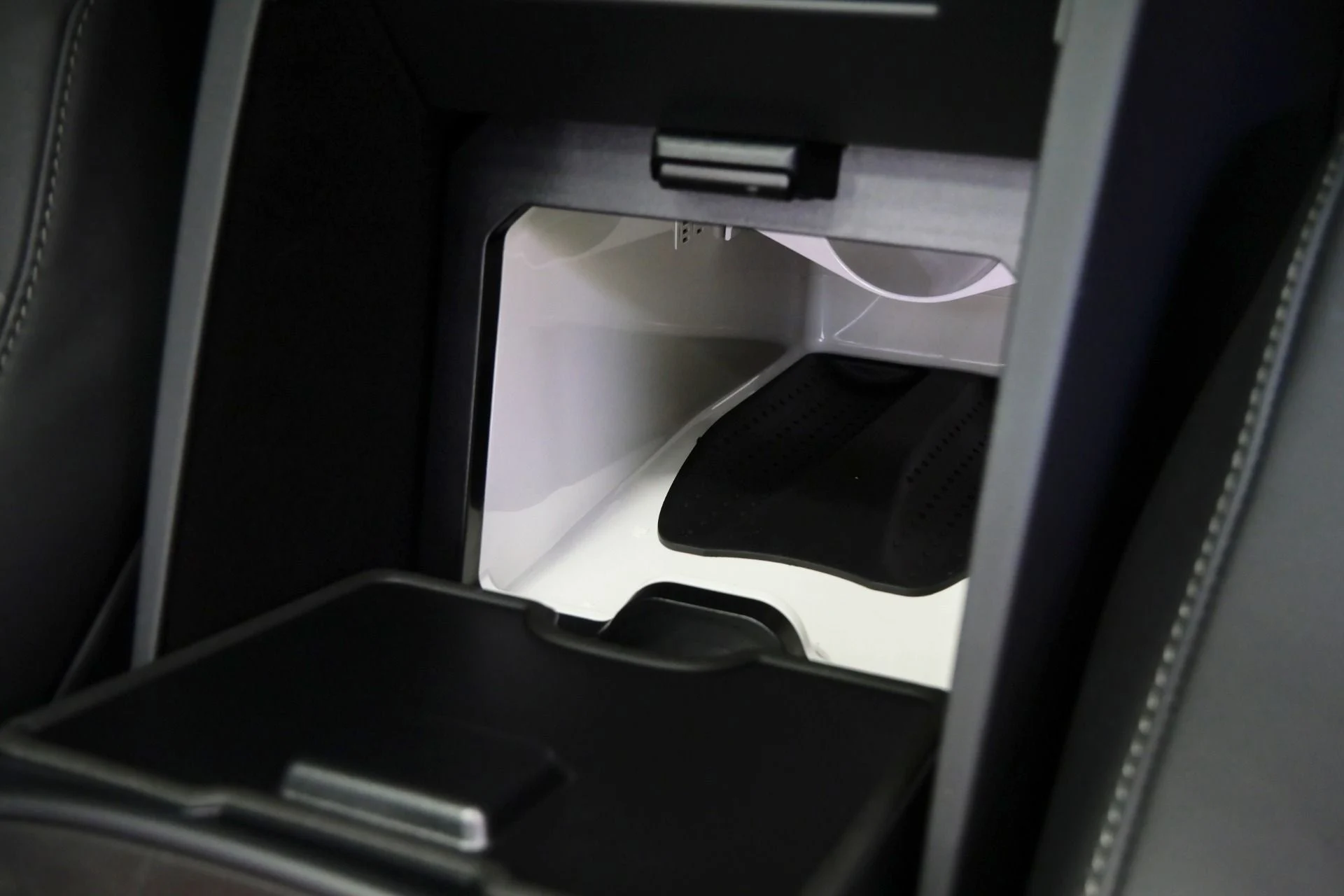 mph029_1084358557_Used_2025_Mercedes_Benz_Maybach_GLS_600_4_MATIC_Monoblock_Wheels_4_Seat_Configuration_Rear_Entertainment_1776793710_a1a377ee83