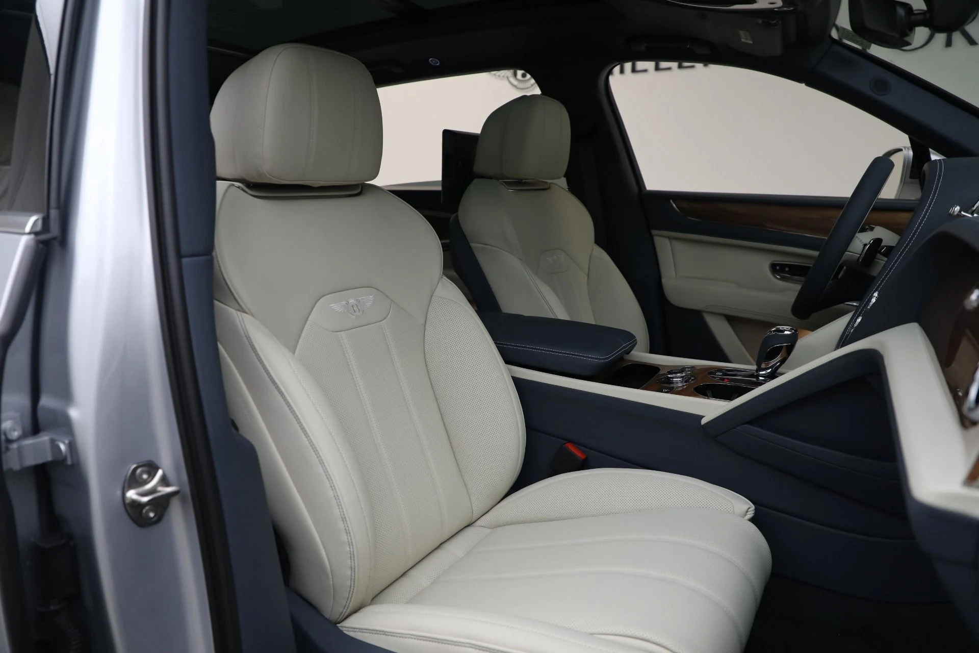 mph029_1102085098_New_2025_Bentley_Bentayga_EWB_V8_c460ea0d36