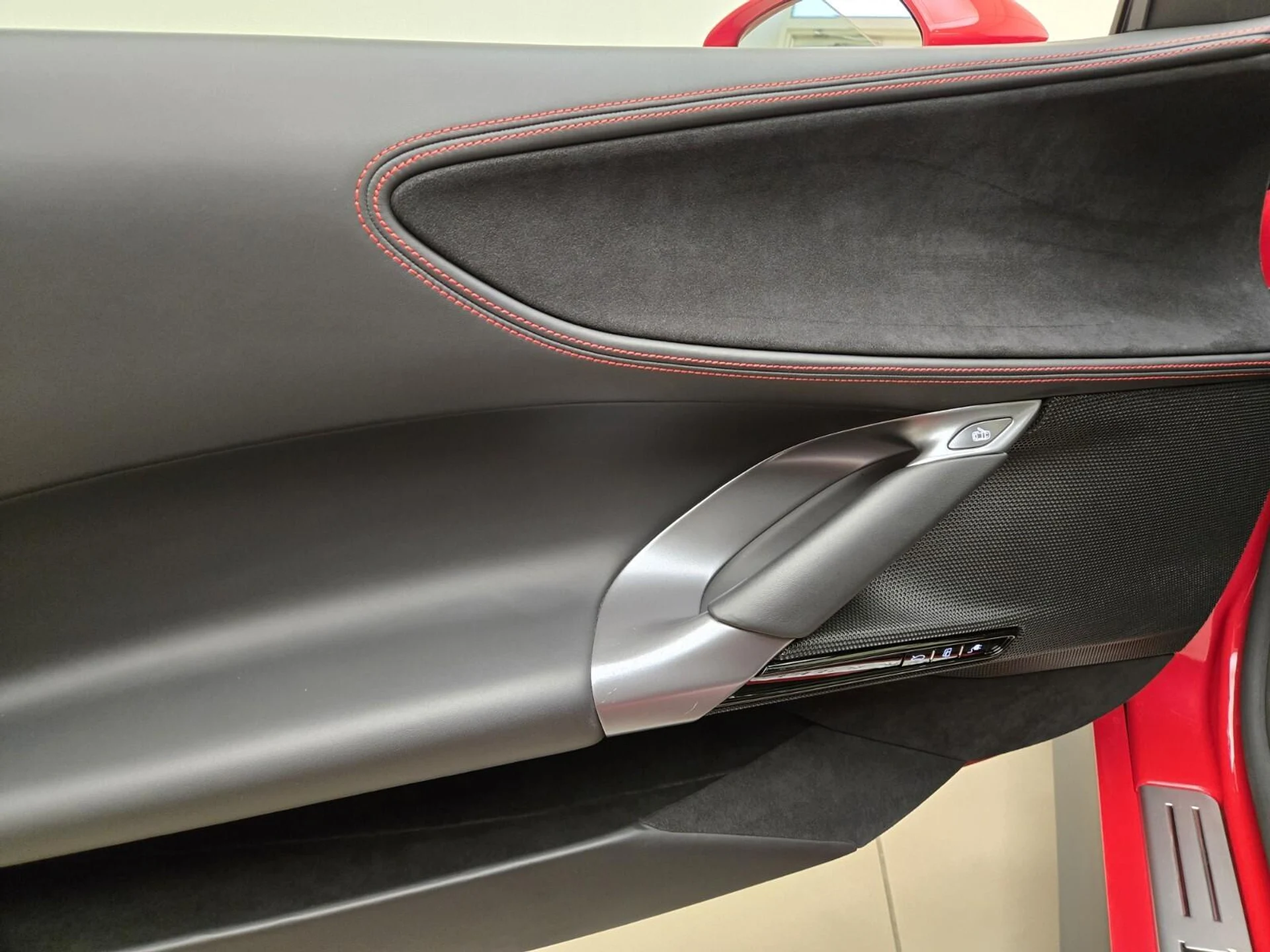 mph029_1110399975_Used_2021_Ferrari_SF_90_Stradale_1762500924_f6e11db3bb