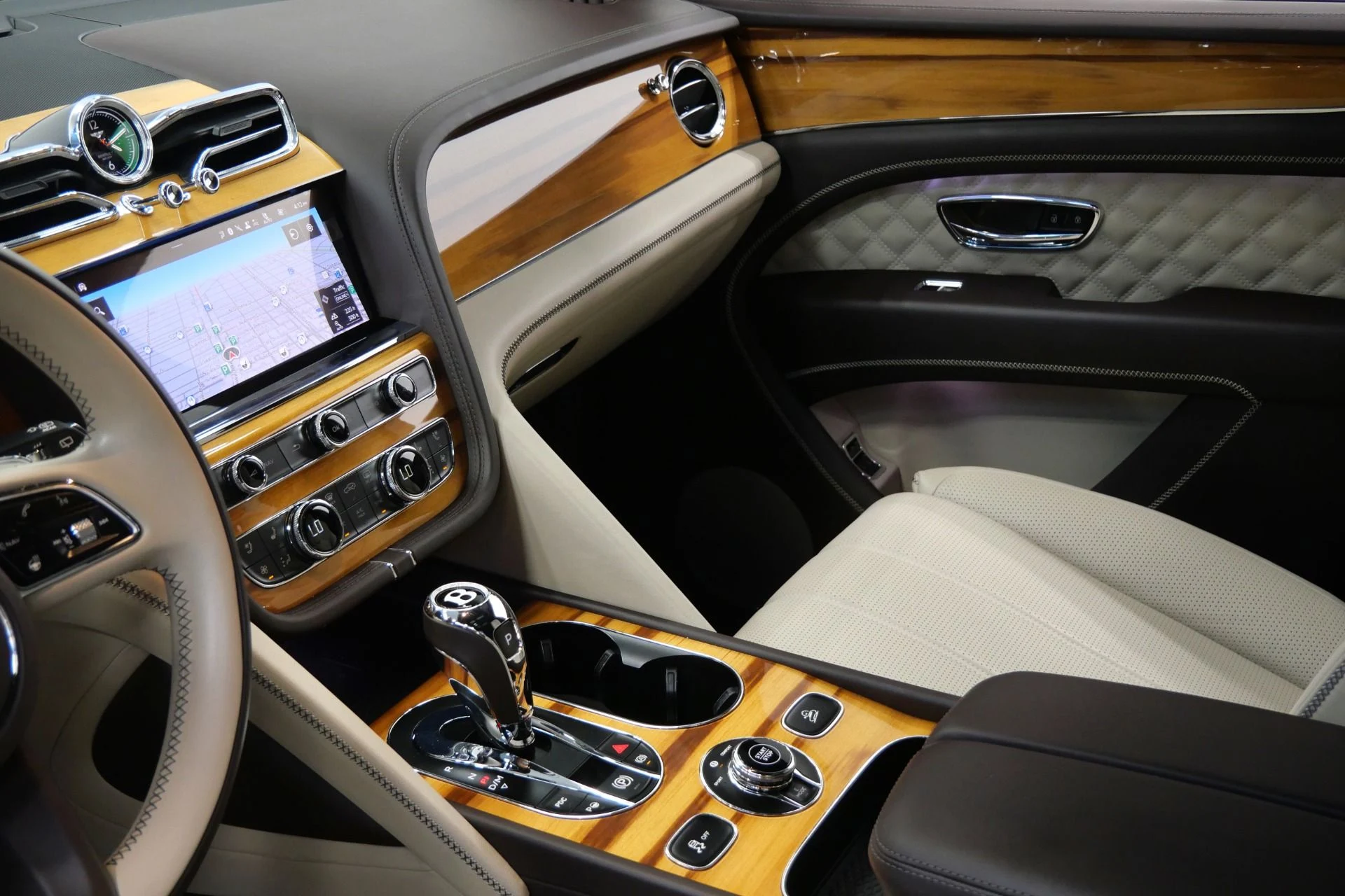 mph029_1122086796_Used_2021_Bentley_Bentayga_Hybrid_Mulliner_Driving_Specification_Four_Seat_Comfort_Specification_1767026081_8b8895e8fb