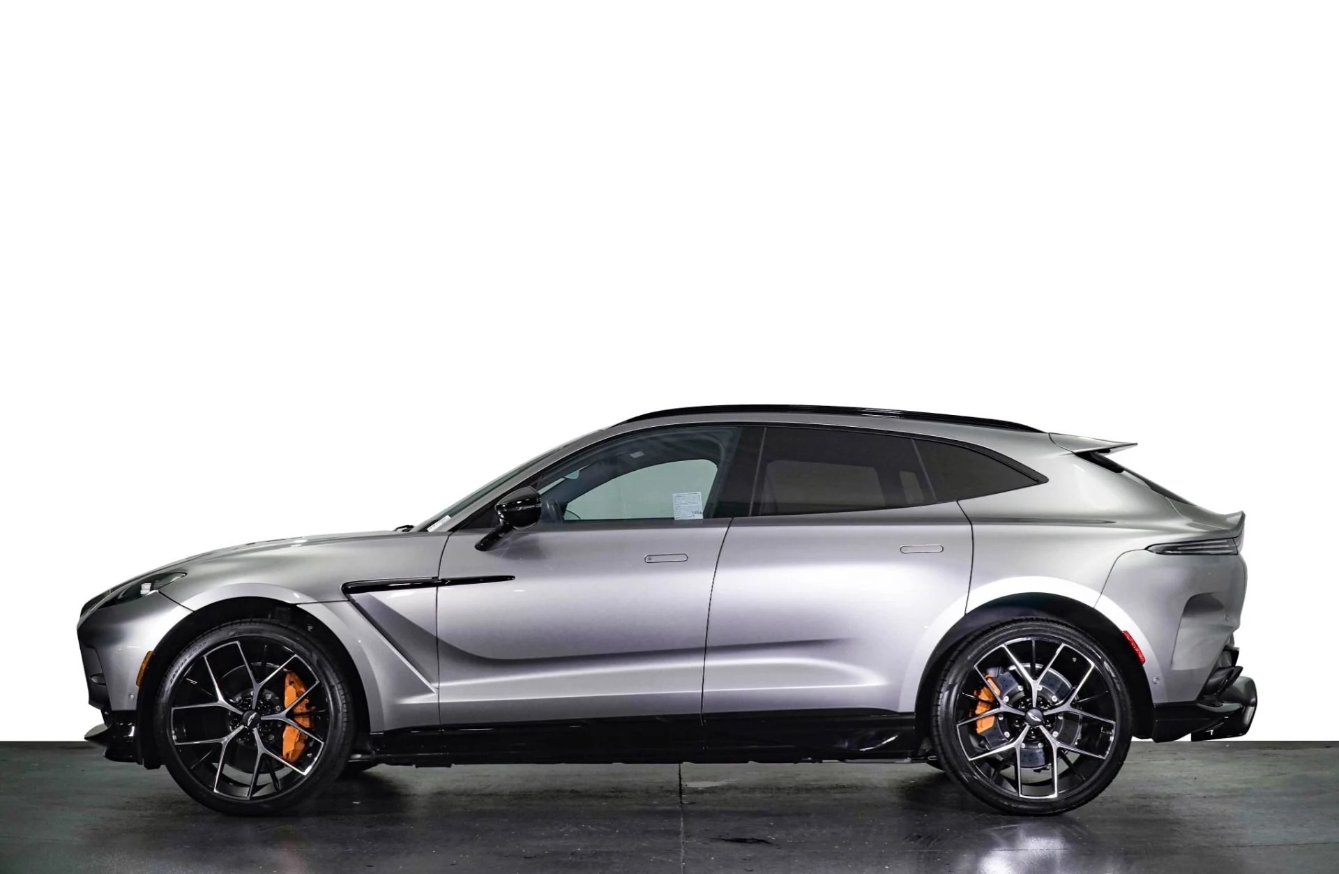 mph029_1122803436_Used_2025_Aston_Martin_DBX_707_1792739128_c5ff03acaa