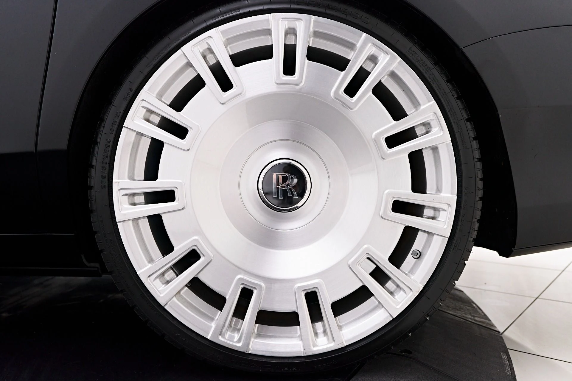 mph029_112806903_Used_2024_Rolls_Royce_Ghost_Base_1755131984_3316cc9e43