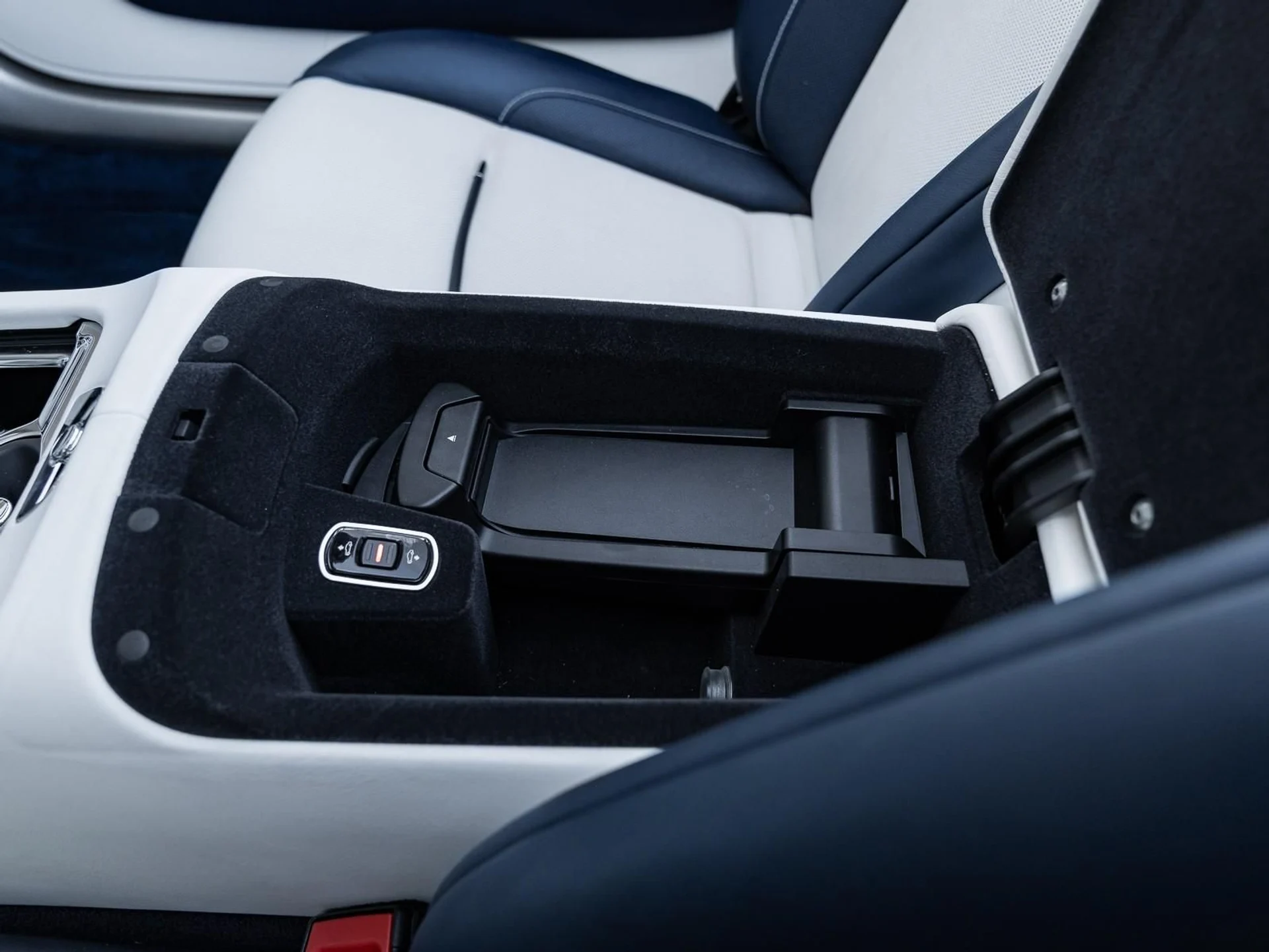 mph029_1130473212_Used_2018_Rolls_Royce_Dawn_Convertible_1764360448_690e9f568d