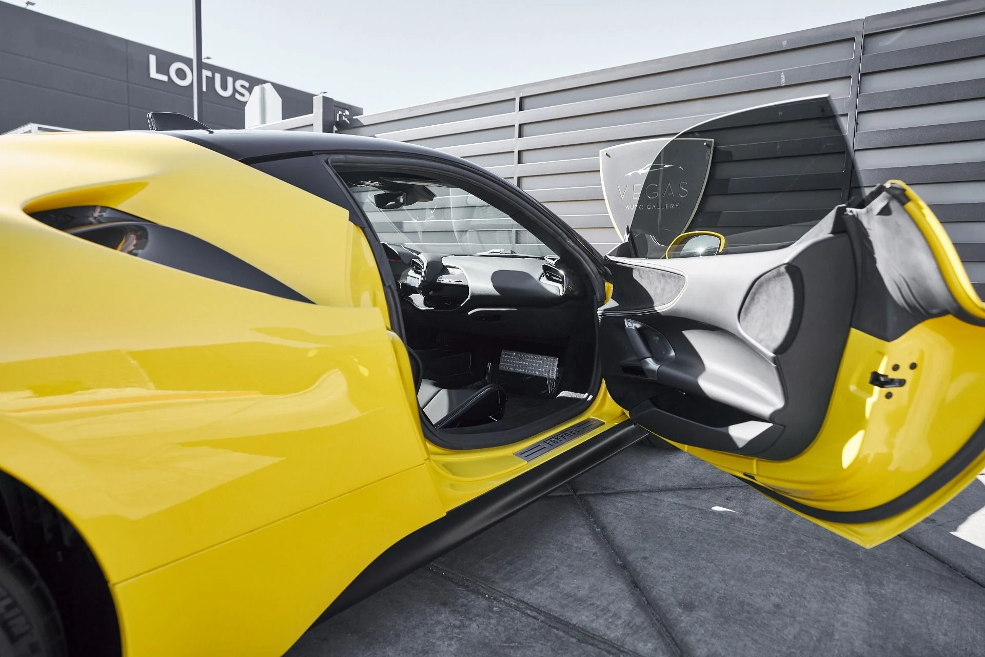 mph029_1133436142_Used_2022_Ferrari_SF_90_Stradale_Base_1762462355_8adae318d1