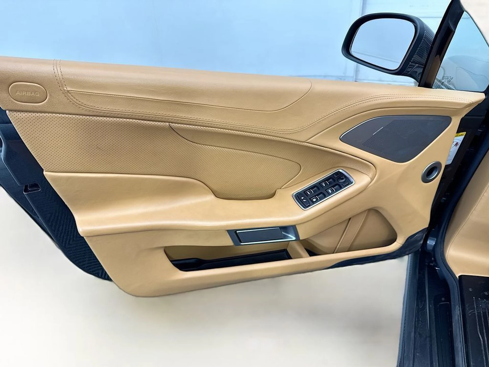 mph029_1147681658_used_2014_aston_martin_vanquish_2drvolante_8119_22995957_30_1024_a82ab3cd69