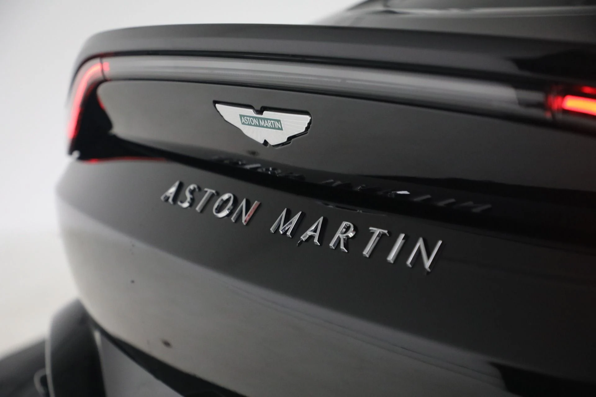 mph029_114804761_Used_2025_Aston_Martin_Vantage_1790186277_9e02440aa4