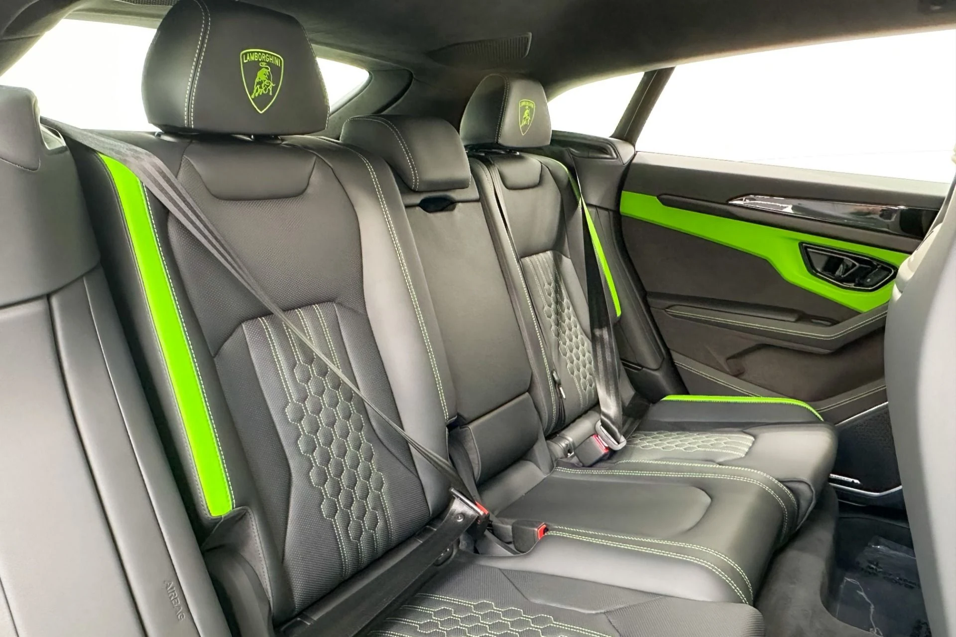 mph029_1153717106_Used_2025_Lamborghini_Urus_SE_Bicolor_Sportive_Interior_870_Miles_789_Horsepower_1772047761_2015b4e631