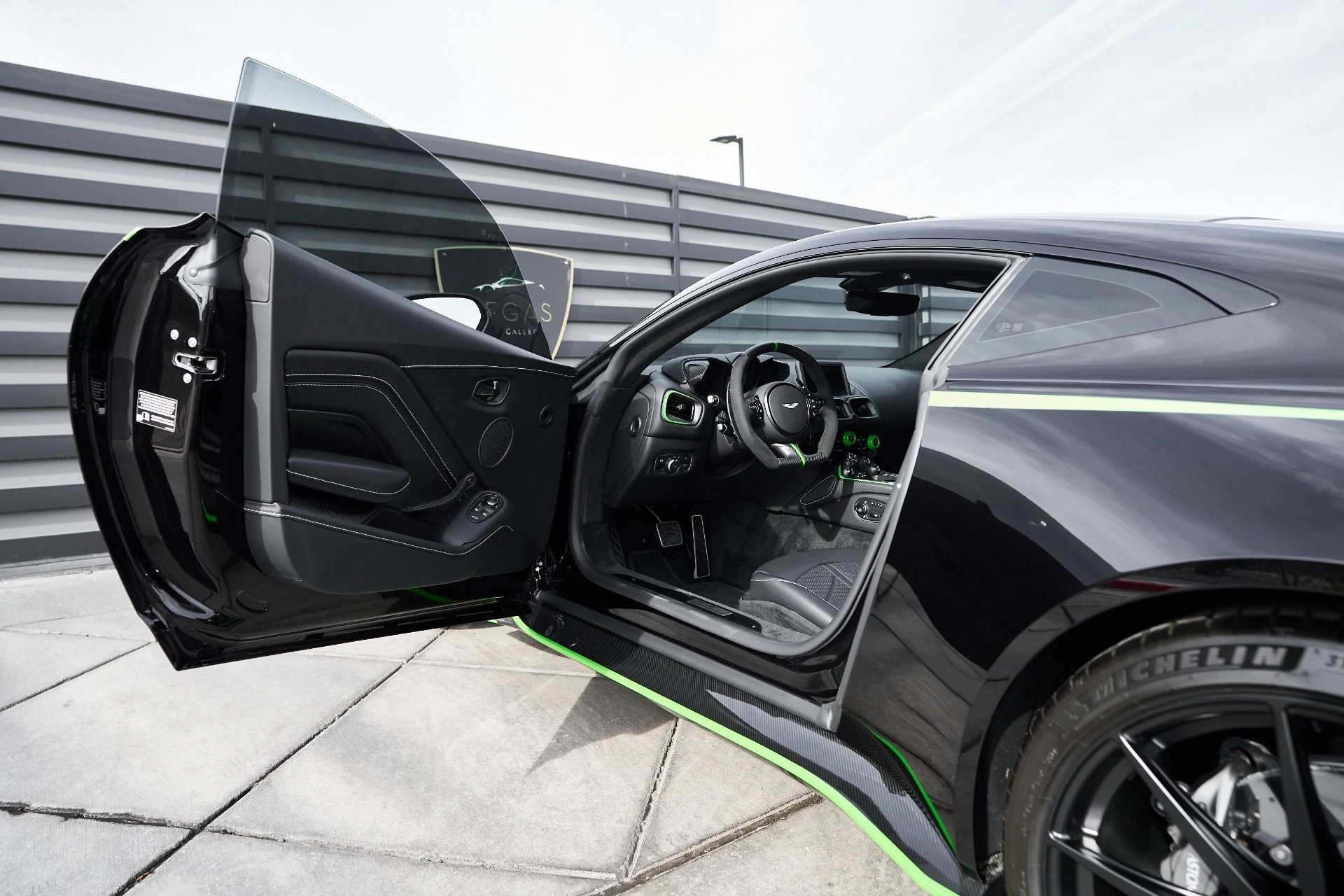 mph029_1153983760_Used_2023_Aston_Martin_Vantage_Base_1762913663_b966c53bd4