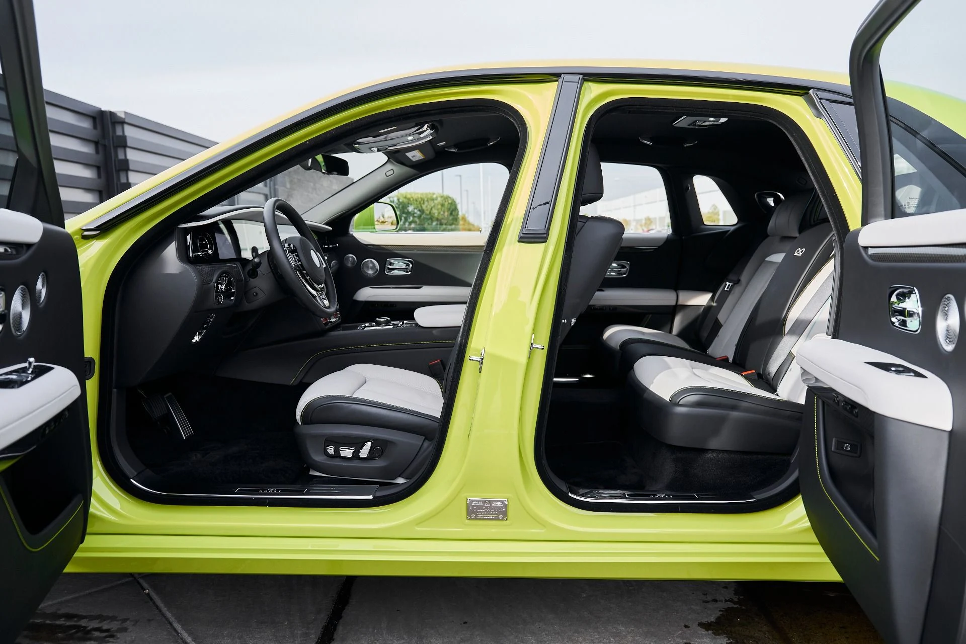 mph029_1154679160_Used_2025_Rolls_Royce_Ghost_Black_Badge_1769049498_c3013723e6