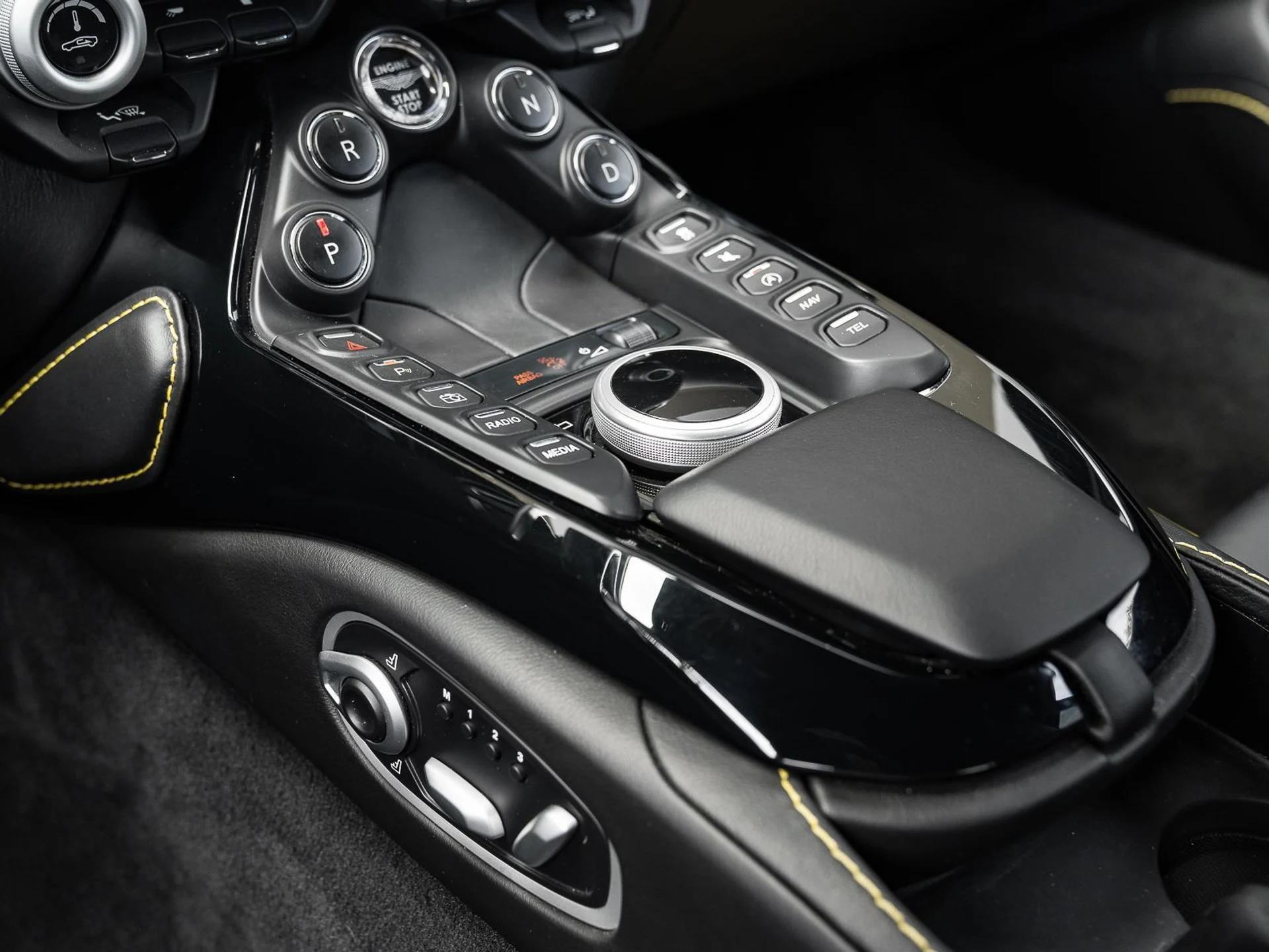 mph029_1156651952_Used_2020_Aston_Martin_Vantage_Coupe_1775769076_5092365c01