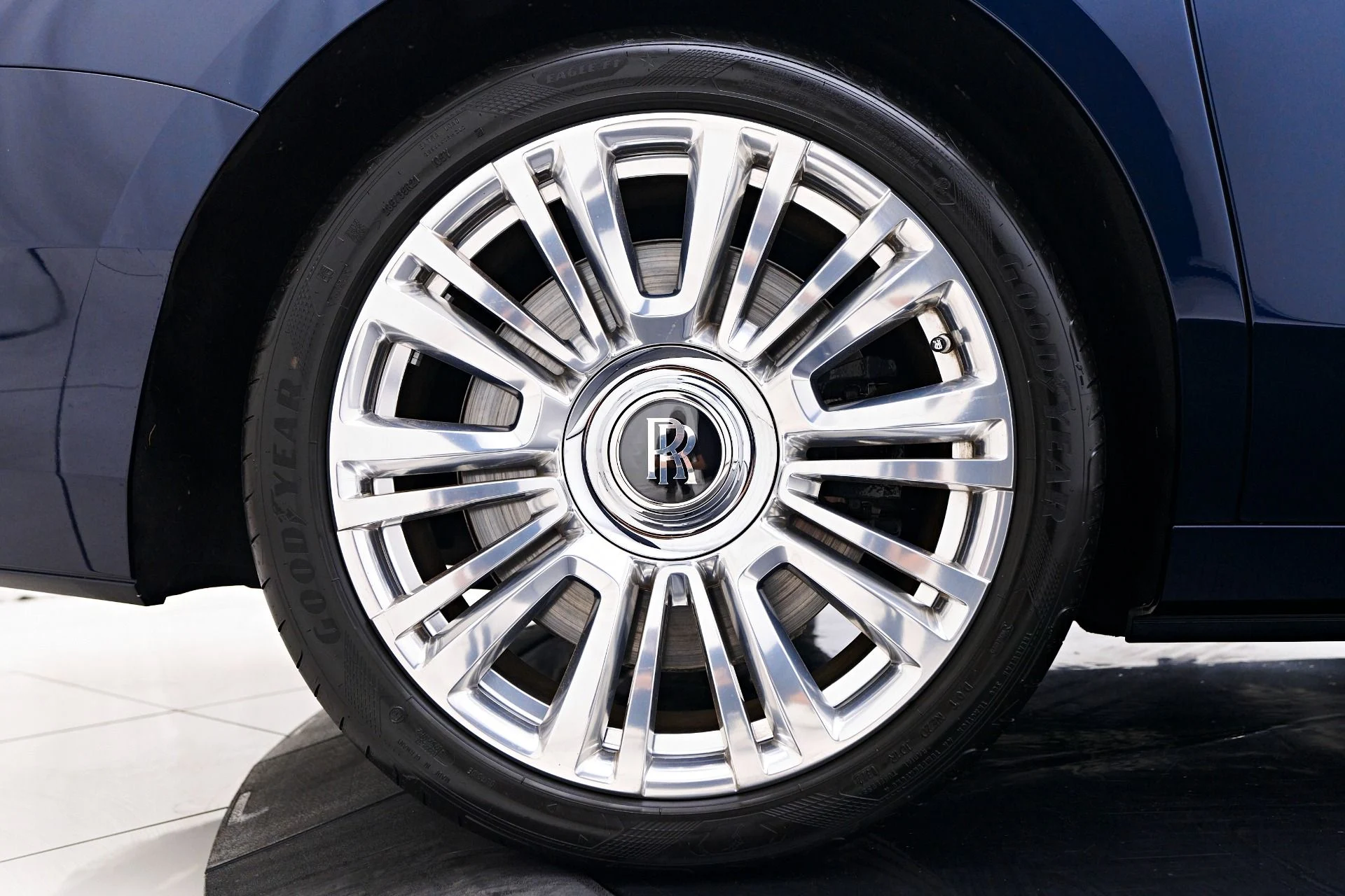mph029_1158752360_Used_2023_Rolls_Royce_Ghost_1755200436_7ec15ab3e7