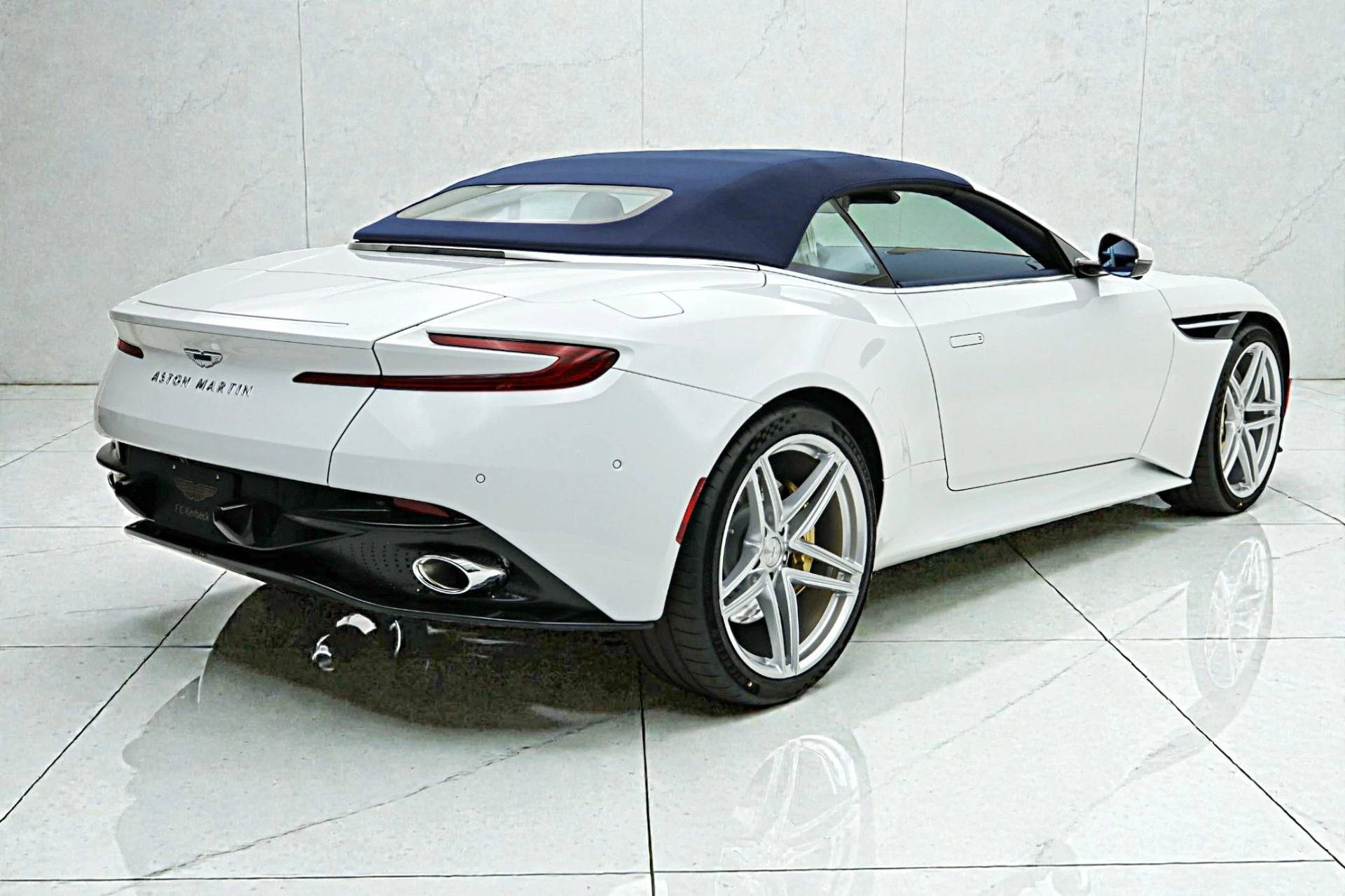 mph029_11634790_Used_2026_Aston_Martin_DB_12_Volante_75882318b6