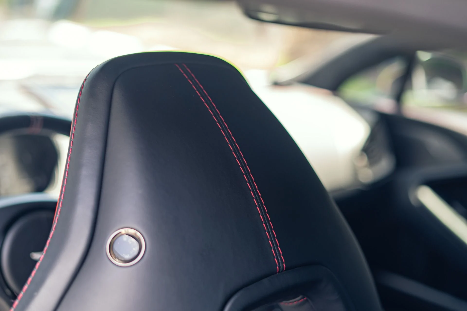 mph029_1170084268_Used_2015_Aston_Martin_Vanquish_Carbon_White_Tasteful_Upgrades_1784056520_3b7bbe94b0