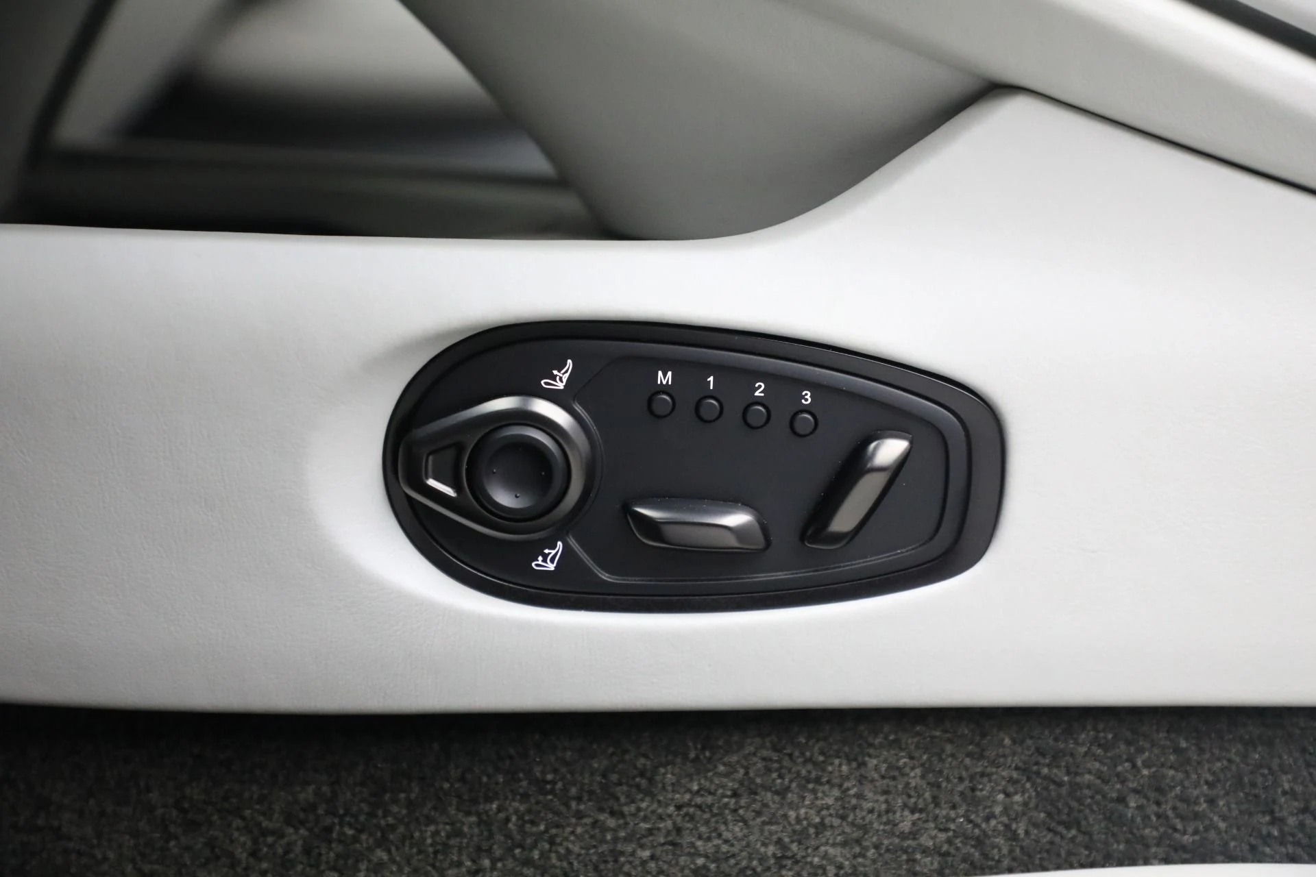 mph029_1189045636_New_2025_Aston_Martin_DB_12_Volante_2f97004a3c