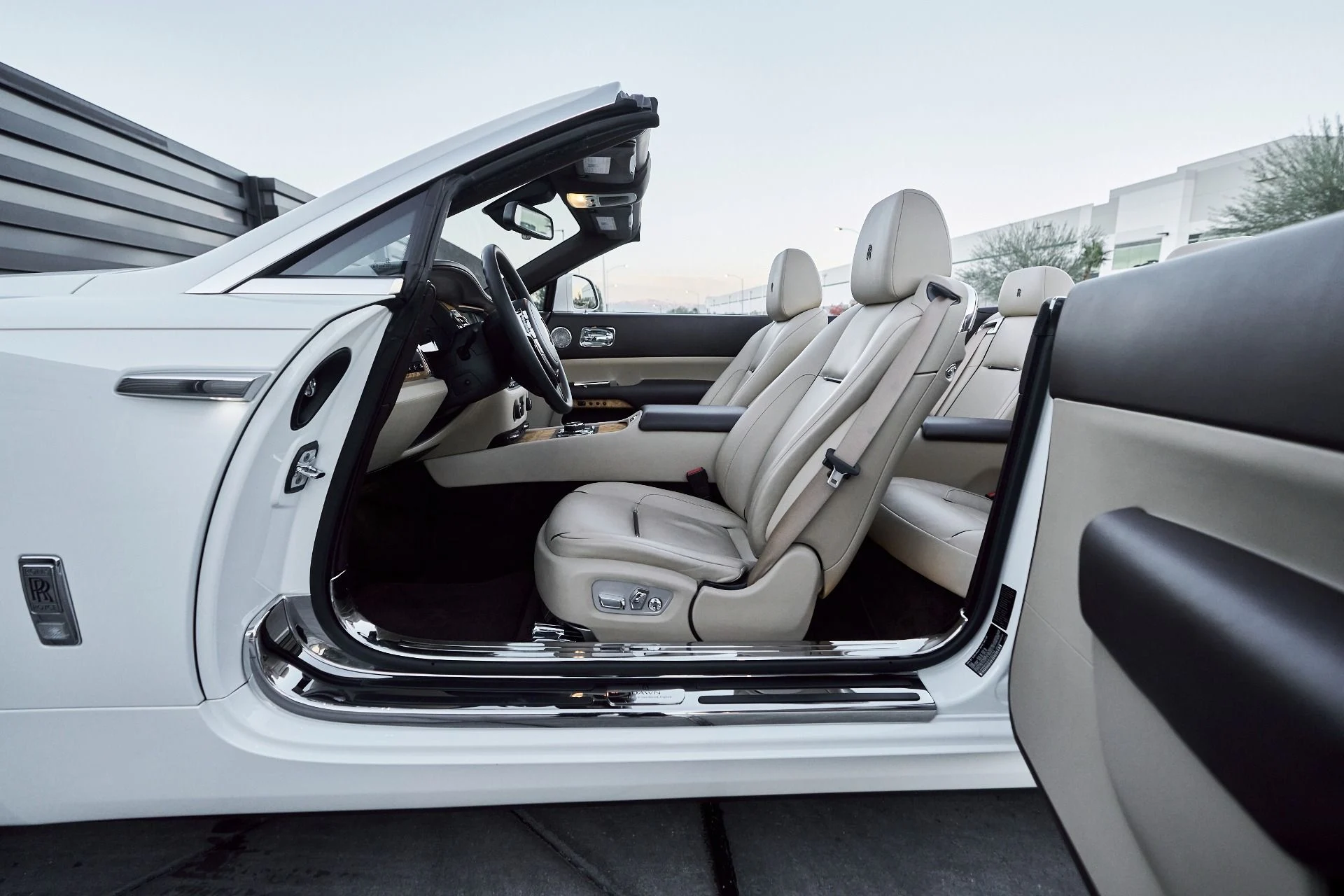 mph029_1217562925_Used_2017_Rolls_Royce_Dawn_Base_1764730538_6bdb348bc9