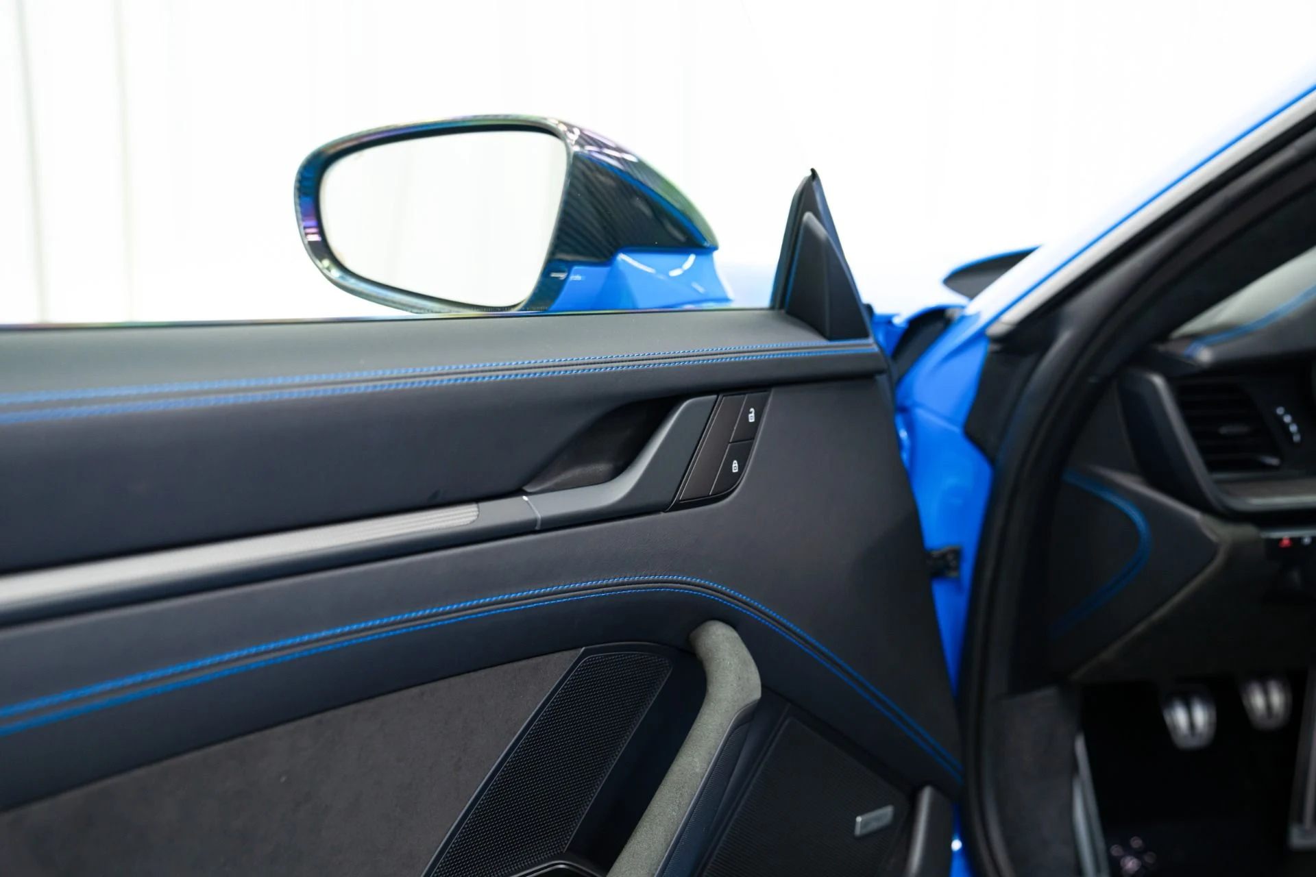 mph029_1243751627_Used_2022_Porsche_911_GT_3_6_Speed_Manual_Low_Miles_Carbon_Roof_Blue_Stitching_1762802258_fddc8b890c