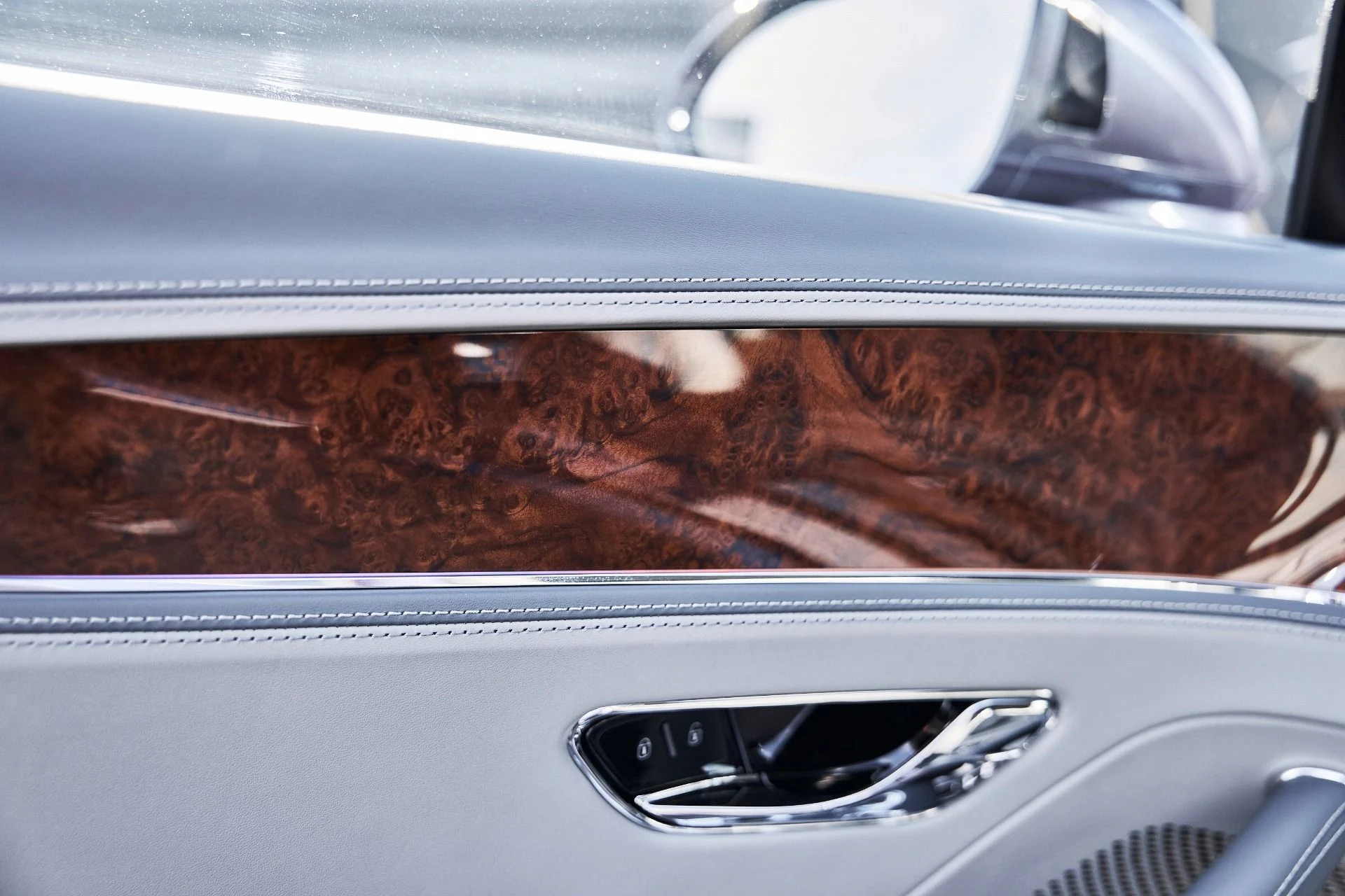 mph029_1248148338_Used_2026_Bentley_Flying_Spur_V8_1775613285_af94346128