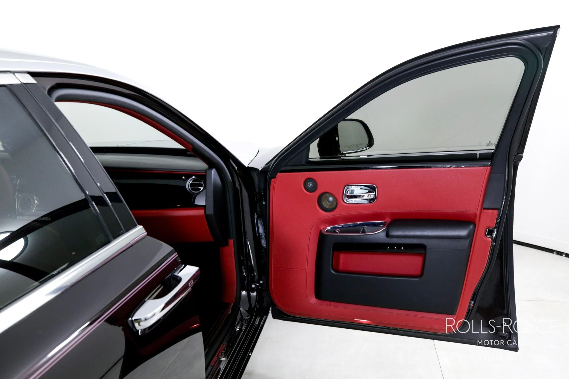 mph029_1261007858_Used_2014_Rolls_Royce_Ghost_1747161700_01d3402c37