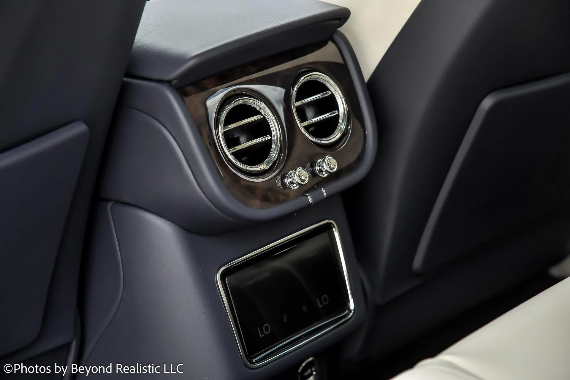 mph029_1264478110_Used_2024_Bentley_Bentayga_Azure_1760342167_d414f8be30