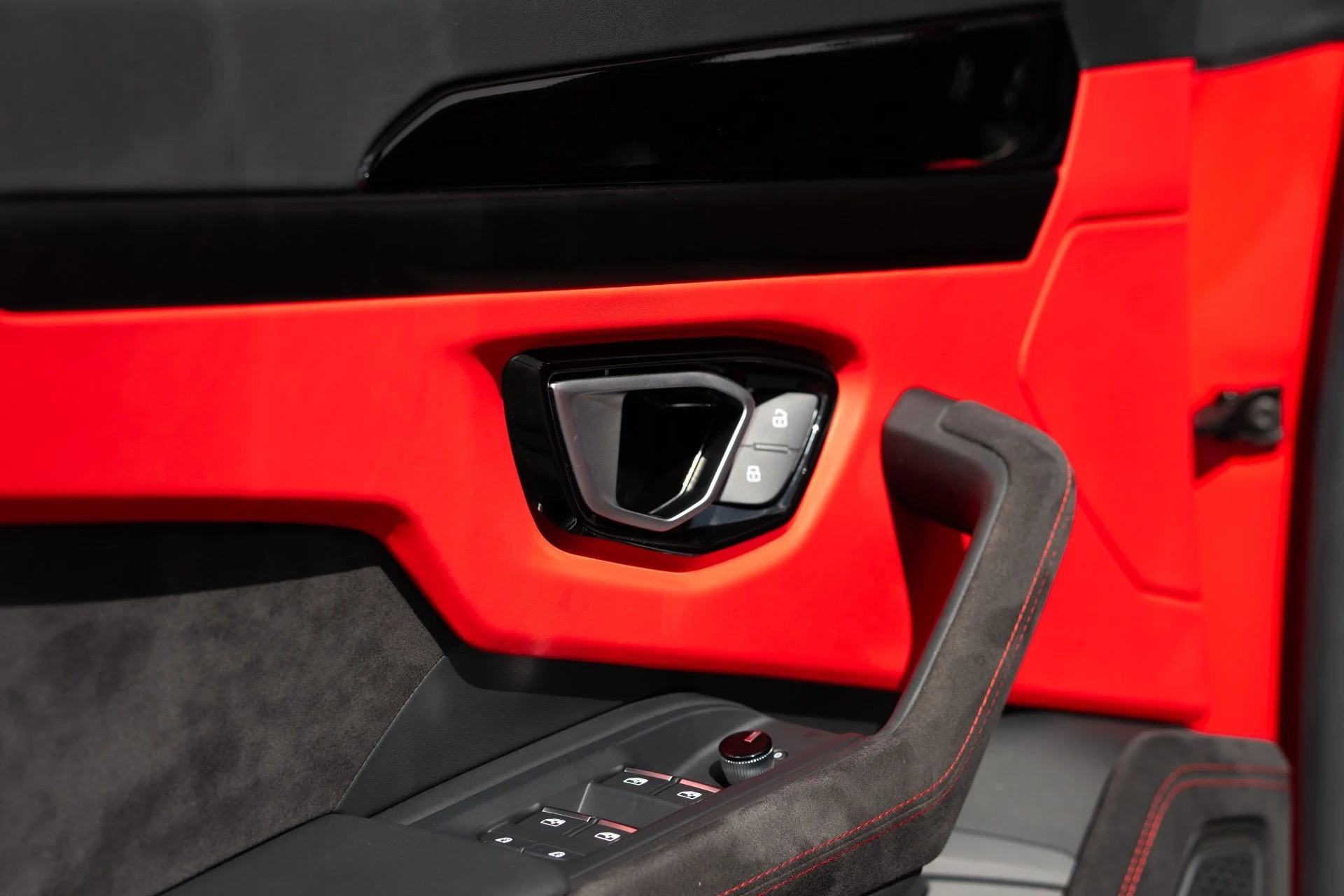 mph029_1268933654_Used_2023_Lamborghini_Urus_S_1771018679_4b70bd4ab2