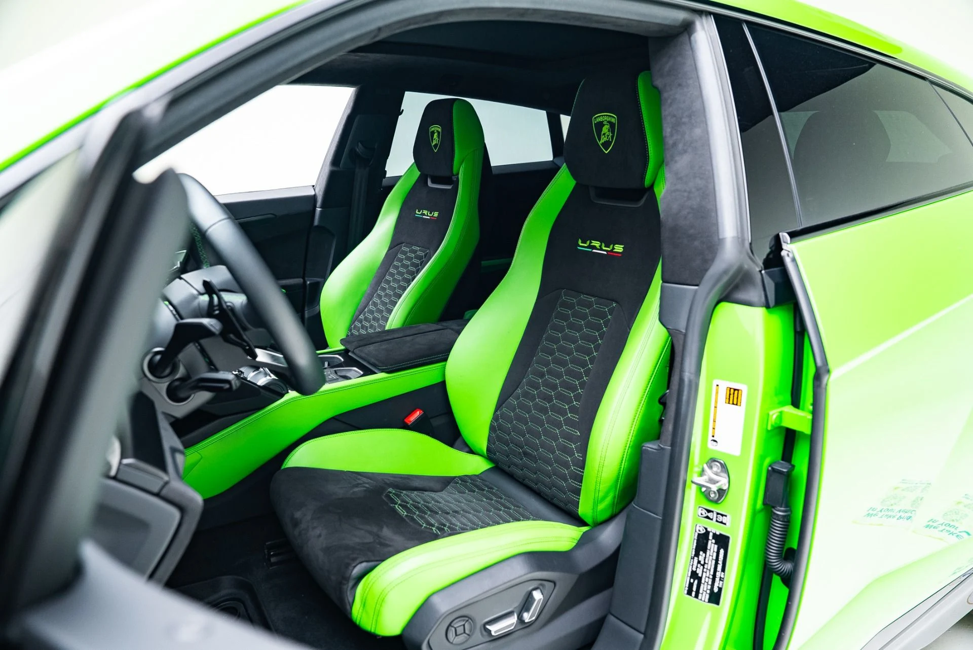 mph029_1270058873_Used_2021_Lamborghini_Urus_1766090492_c03fdd2ac9