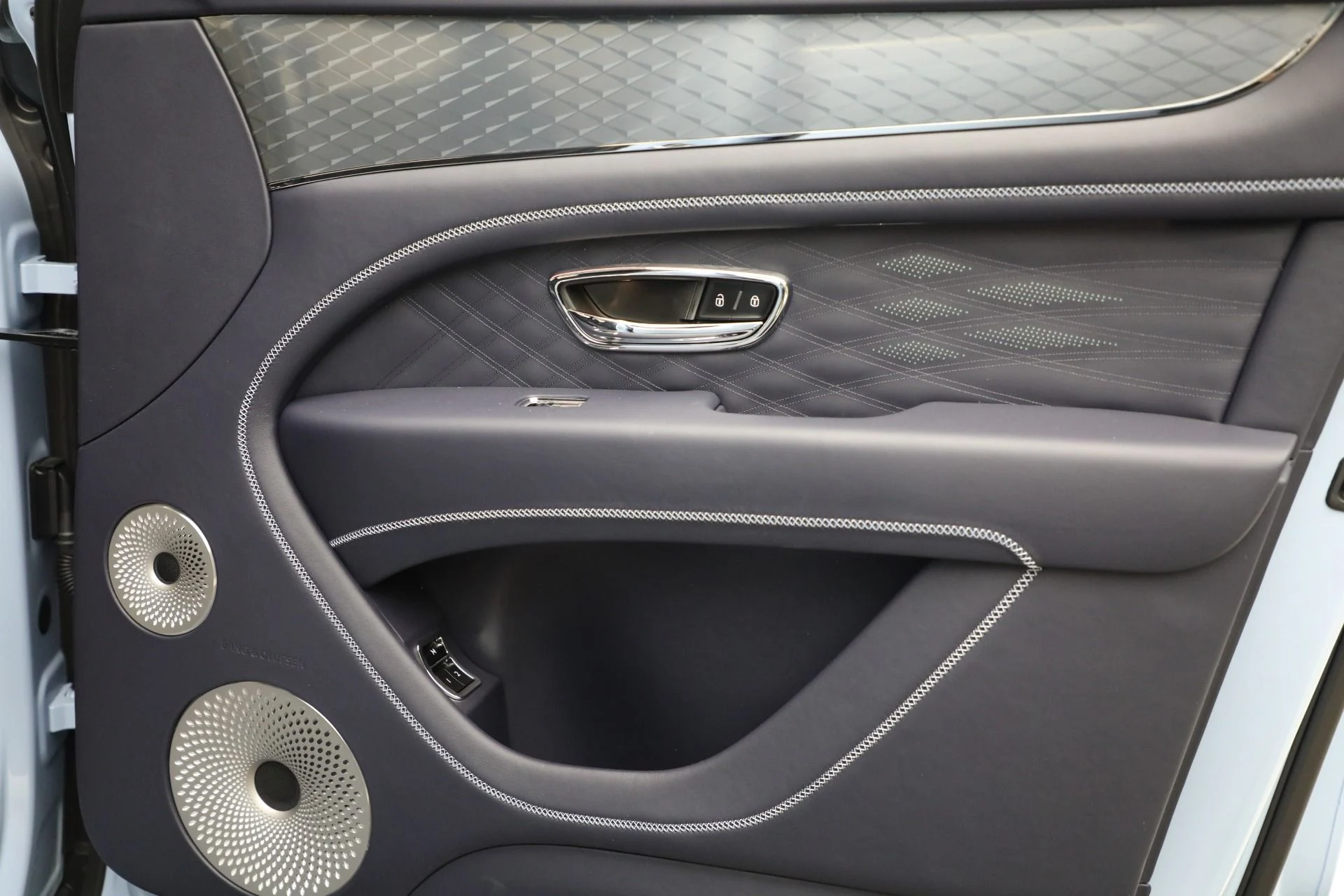 mph029_1275482192_New_2025_Bentley_Bentayga_Azure_V8_effb41aef7