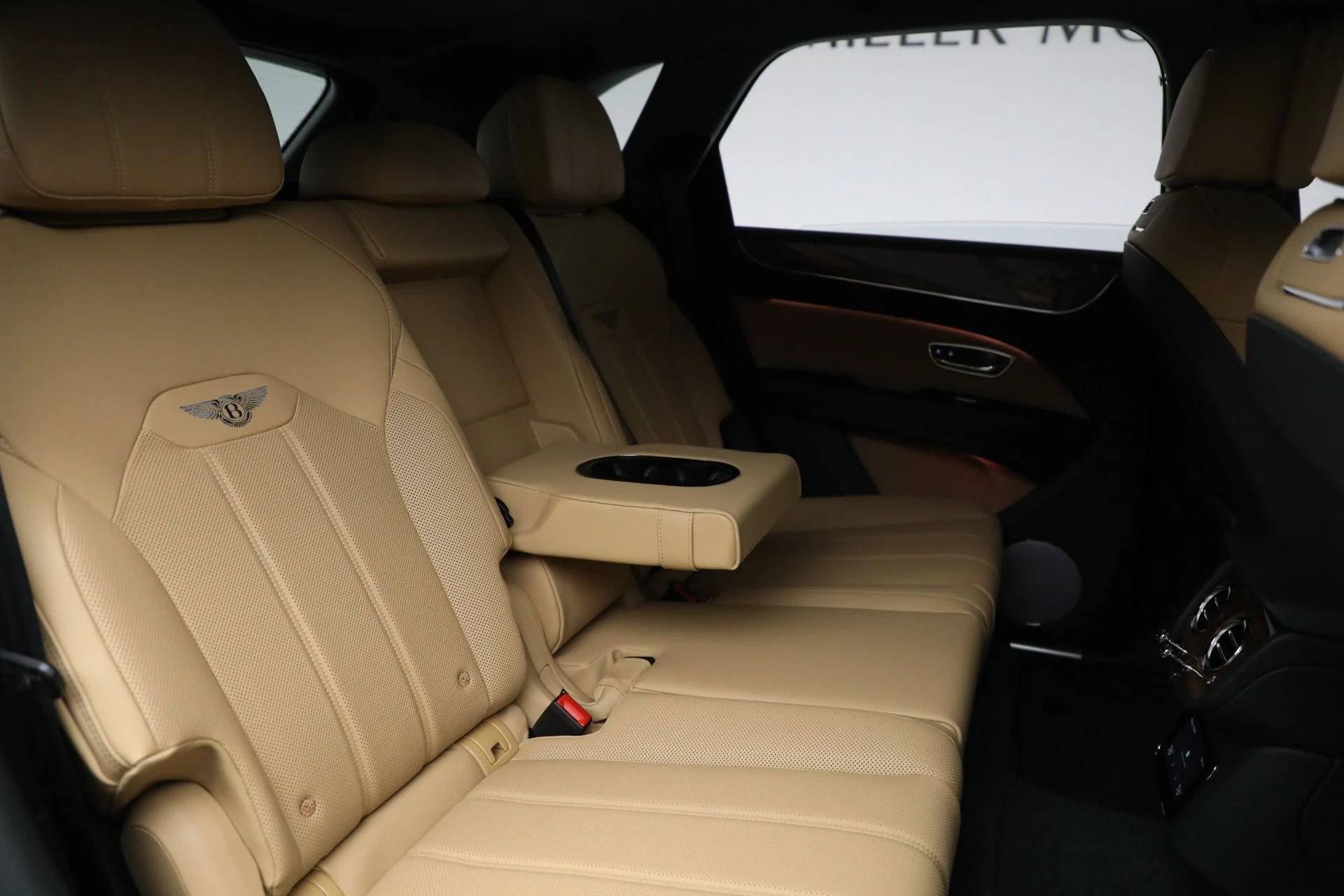 mph029_1279280355_New_2025_Bentley_Bentayga_V8_018101800a