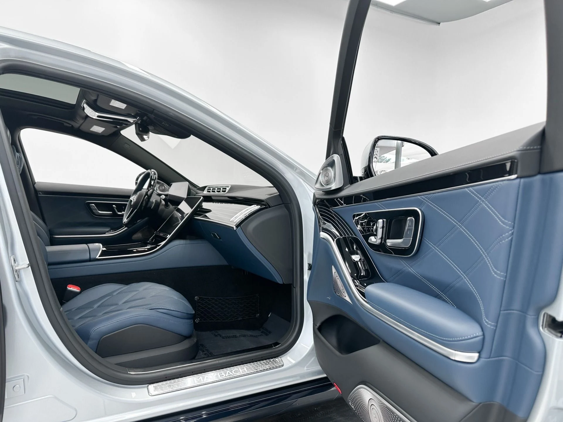 mph029_1299164860_Used_2024_Mercedes_Benz_Mercedes_Maybach_S_680_4_MATIC_AMG_V12_Factory_Two_Tone_Executive_Rear_Seats_1772055459_692f45f783