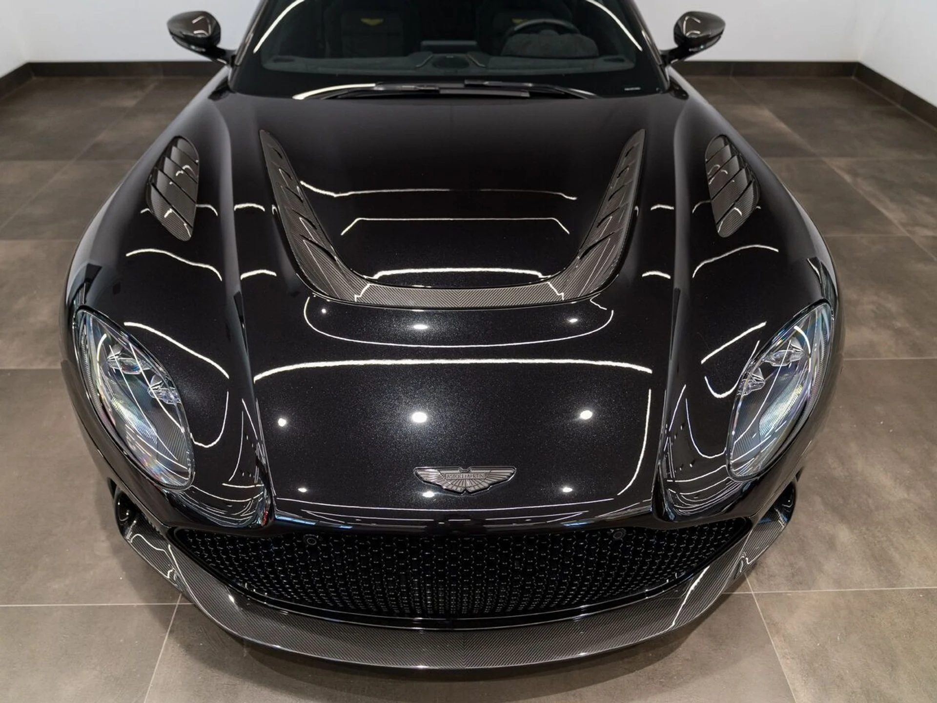 mph029_1302332301_aston_martin_dbs_2023_jpg_v_1758918548_416b91633d