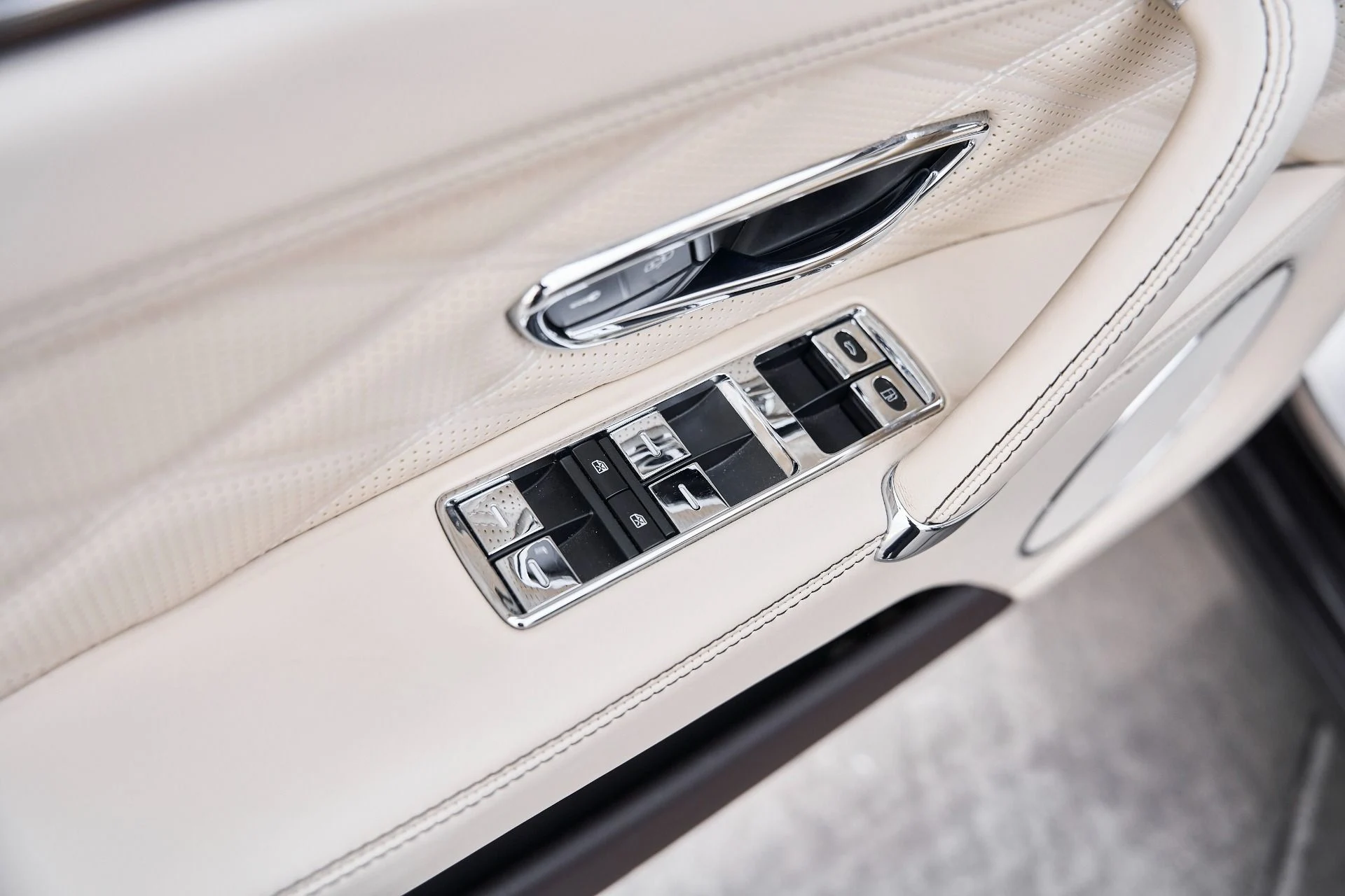 mph029_130284811_Used_2015_Bentley_Flying_Spur_V8_1769278344_79cf550c2e