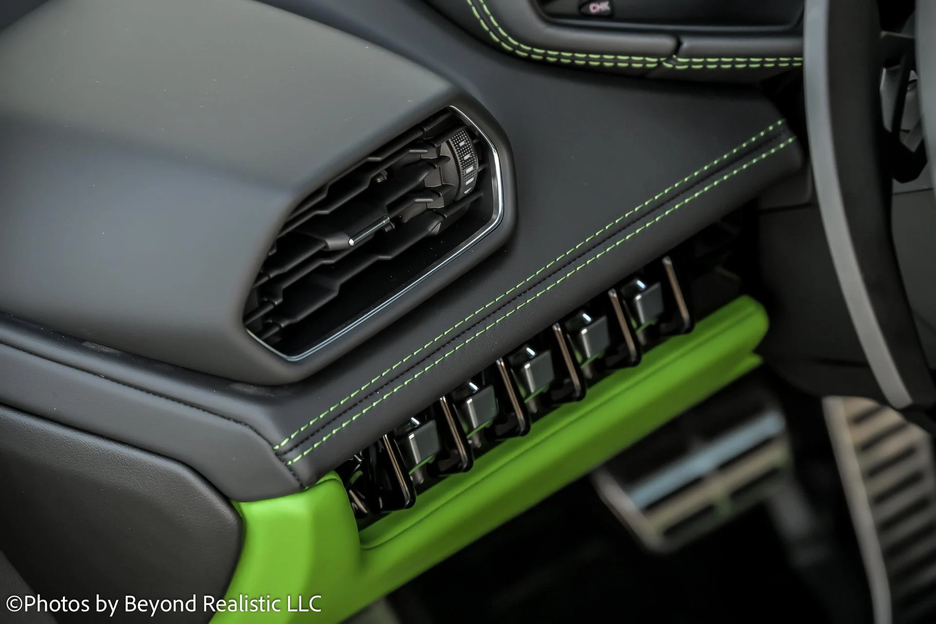 mph029_1312392944_Used_2024_Lamborghini_Huracan_EVO_Spyder_1759824953_1a06e41414