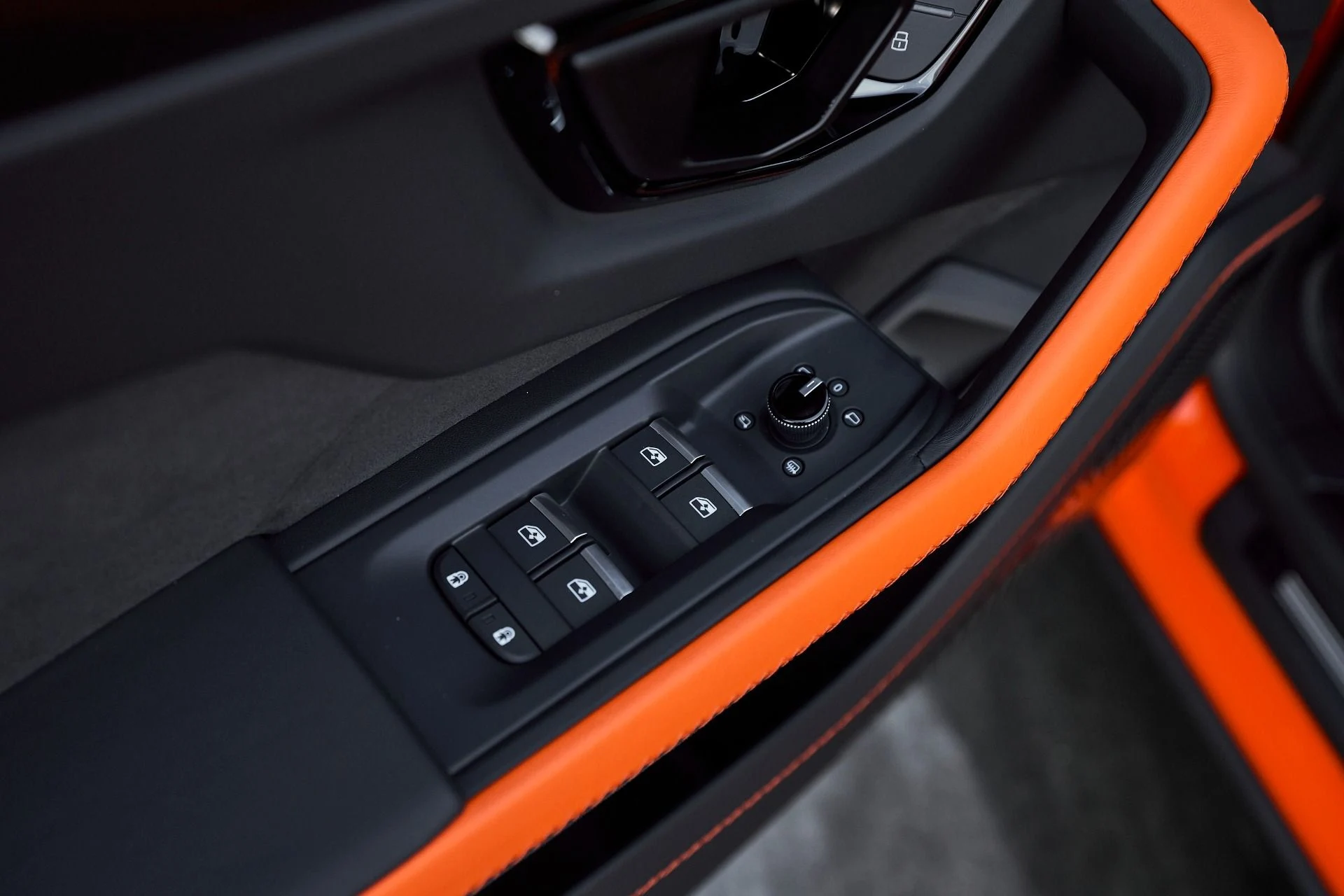 mph029_1405857994_Used_2025_Lamborghini_Urus_SE_1763604991_2ce193869e