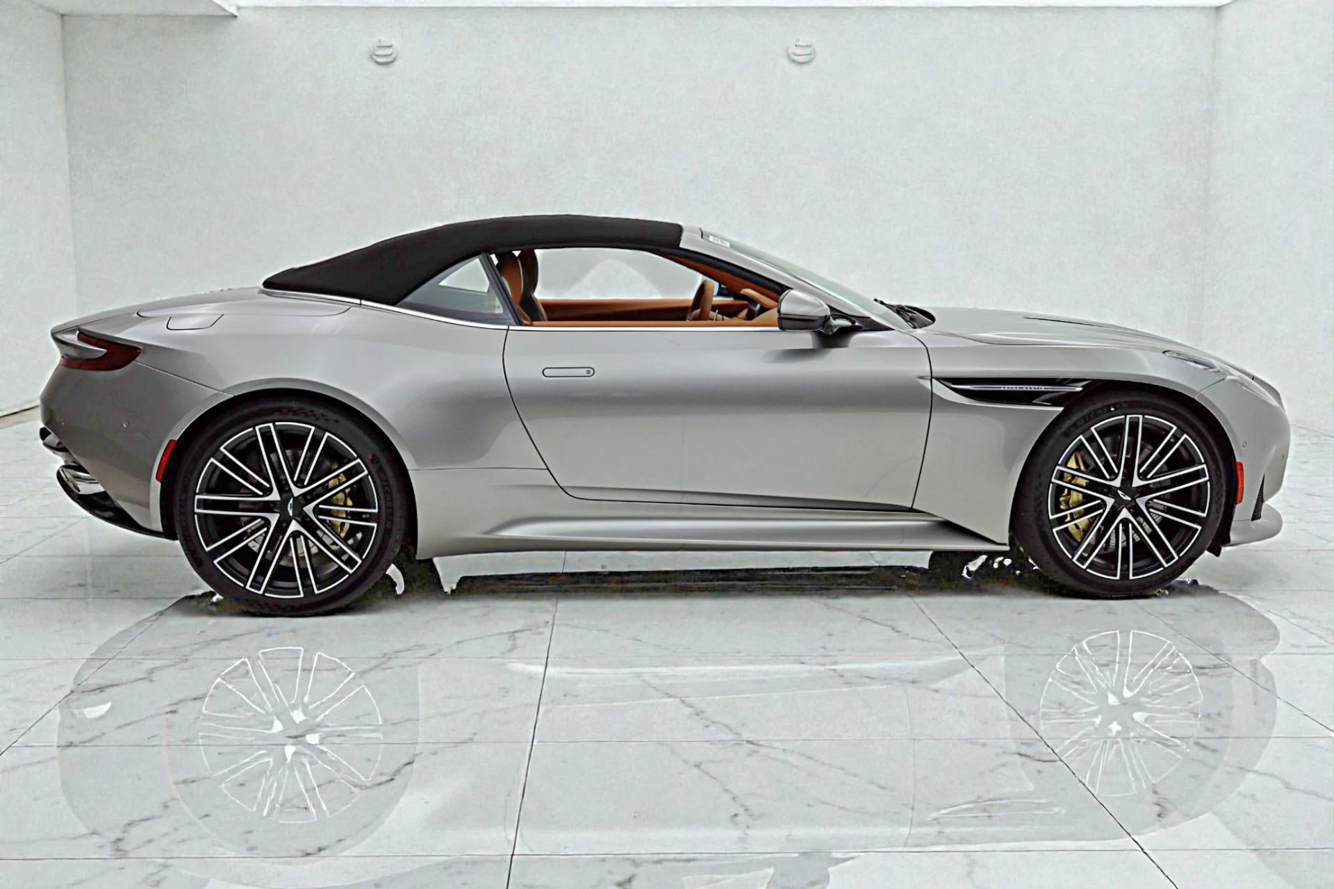 mph029_1419899365_New_2026_Aston_Martin_DB_12_Volante_6bb3d88335