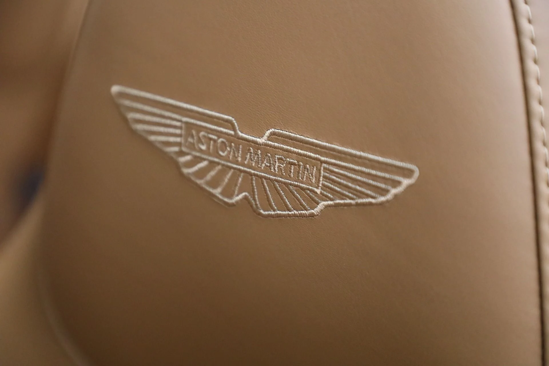 mph029_1481070784_New_2025_Aston_Martin_DB_12_Volante_4bc8a5fe2e