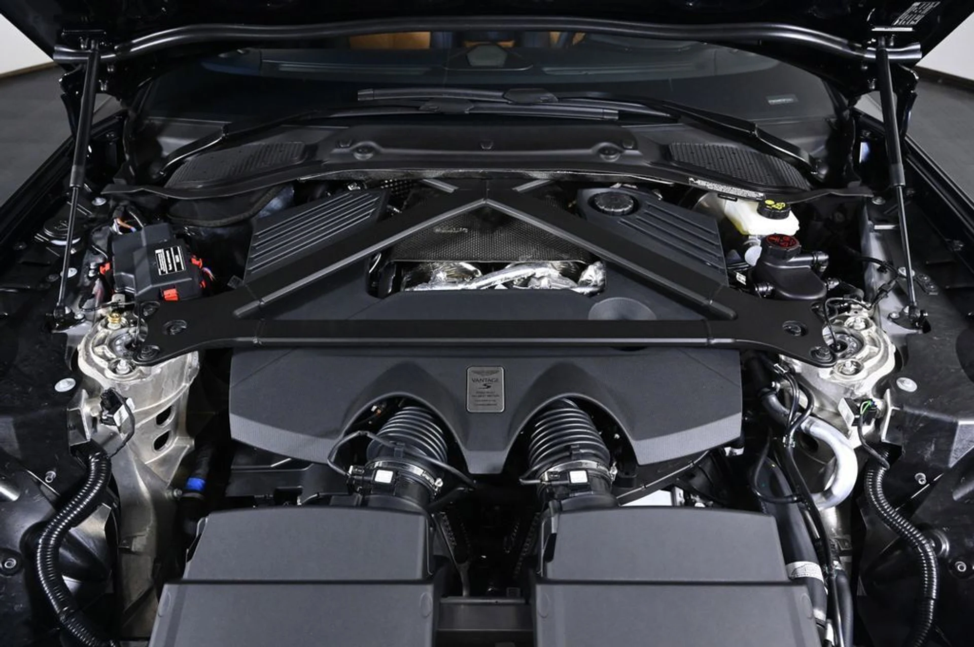 mph029_1482563861_new_2026_aston_martin_vantage_sroadster_11350_23021666_30_1024_ccd49a8574