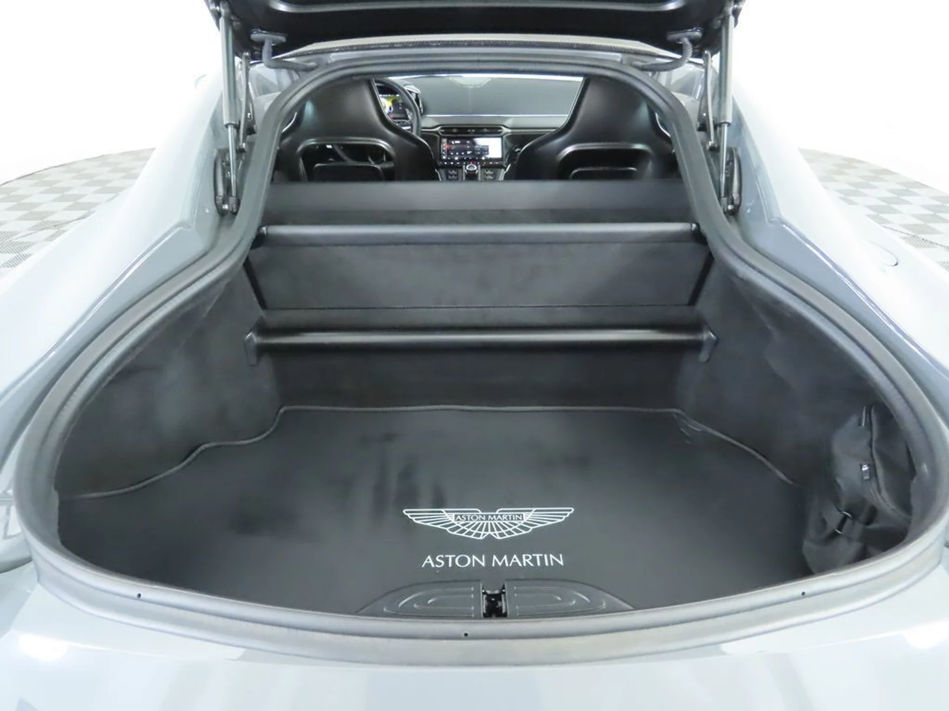 mph029_1513992286_used_2025_aston_martin_vantage_coupe_8119_22951526_30_1024_296cafa699