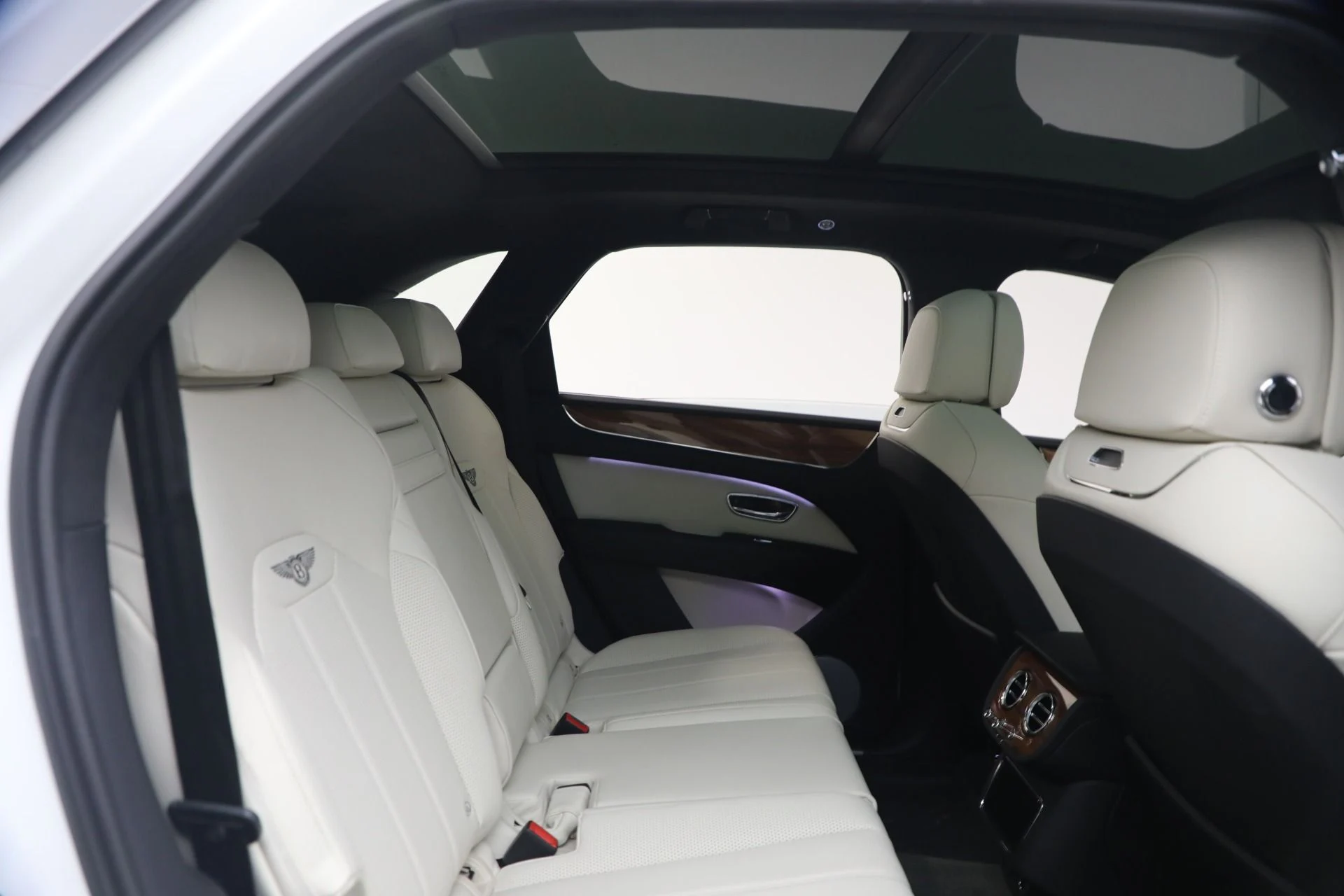 mph029_1533298313_Used_2023_Bentley_Bentayga_V8_1770421584_0c7f20f93b