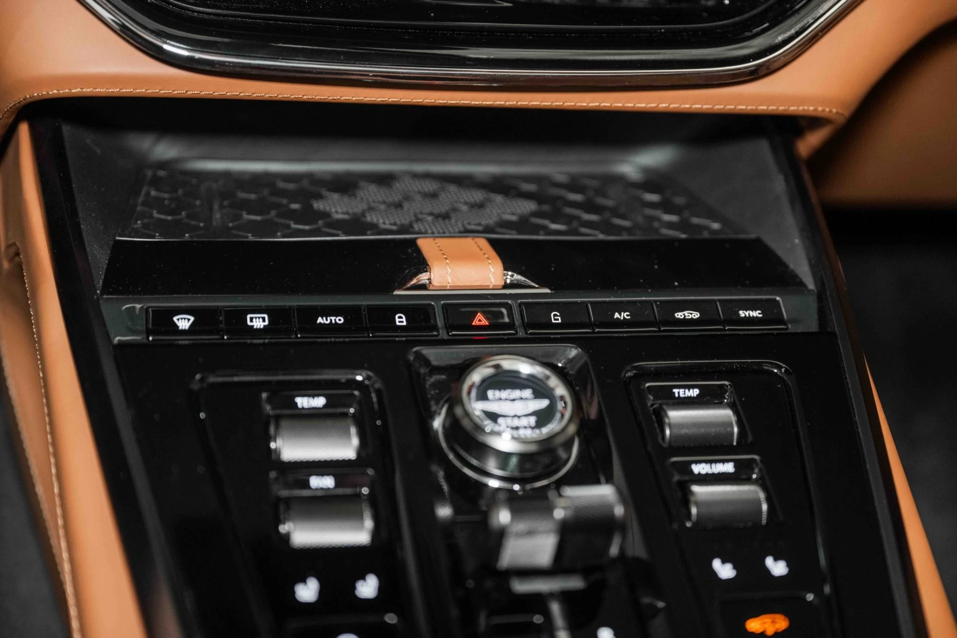 mph029_1534166839_Used_2025_Aston_Martin_DBX_707_1730812755_286913a63b