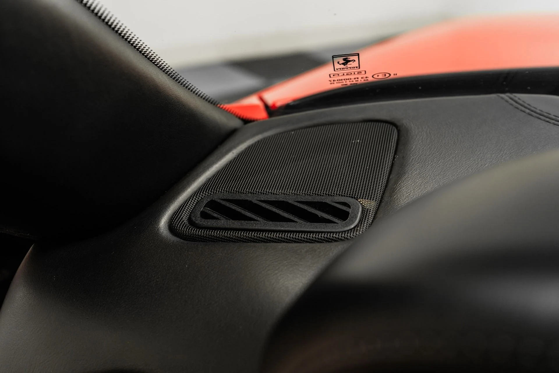 mph029_1541725719_Used_2000_Ferrari_550_Maranello_1760995634_5b5c2c5191