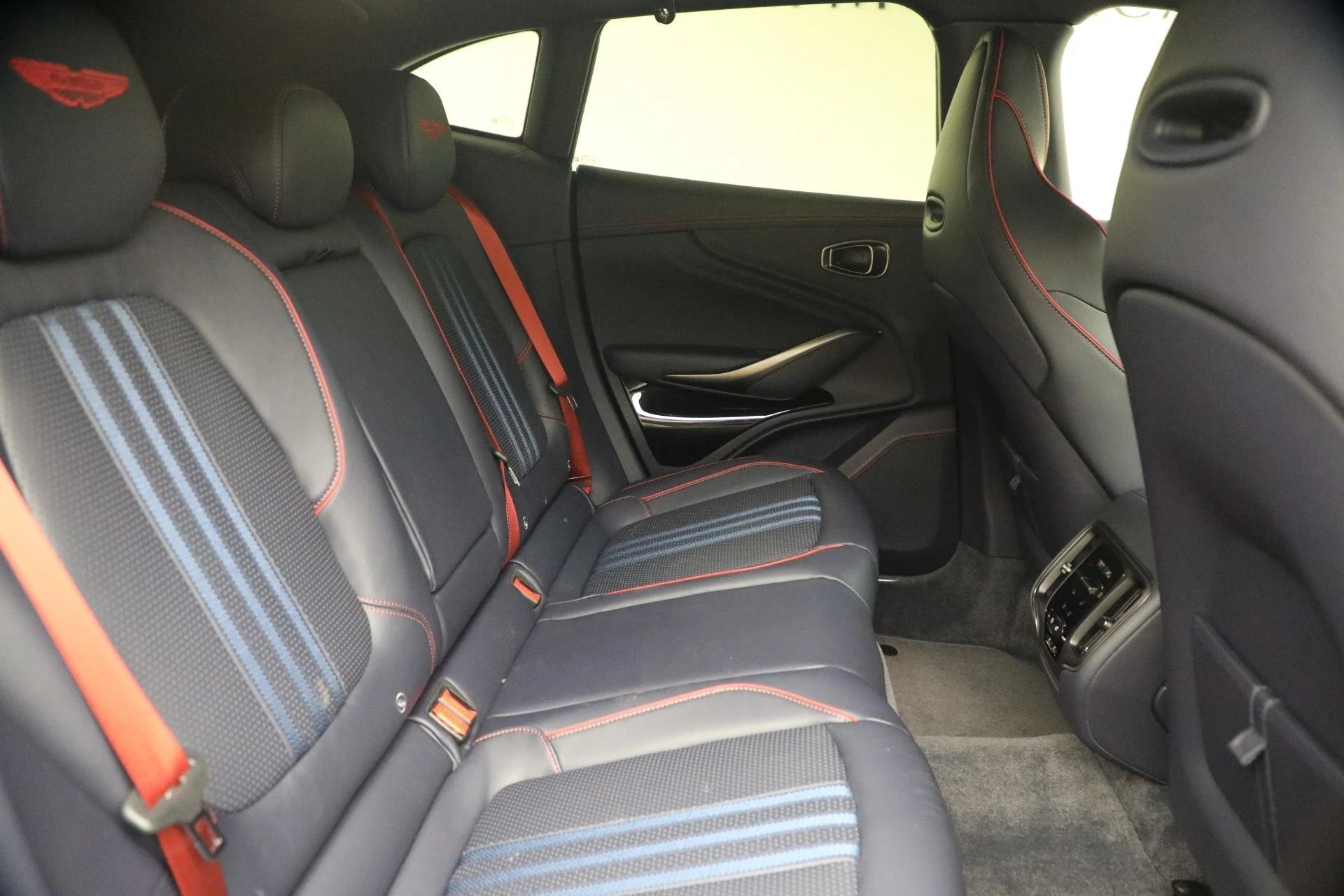 mph029_1593119918_Used_2025_Aston_Martin_DBX_707_1790965010_0bdbac071c