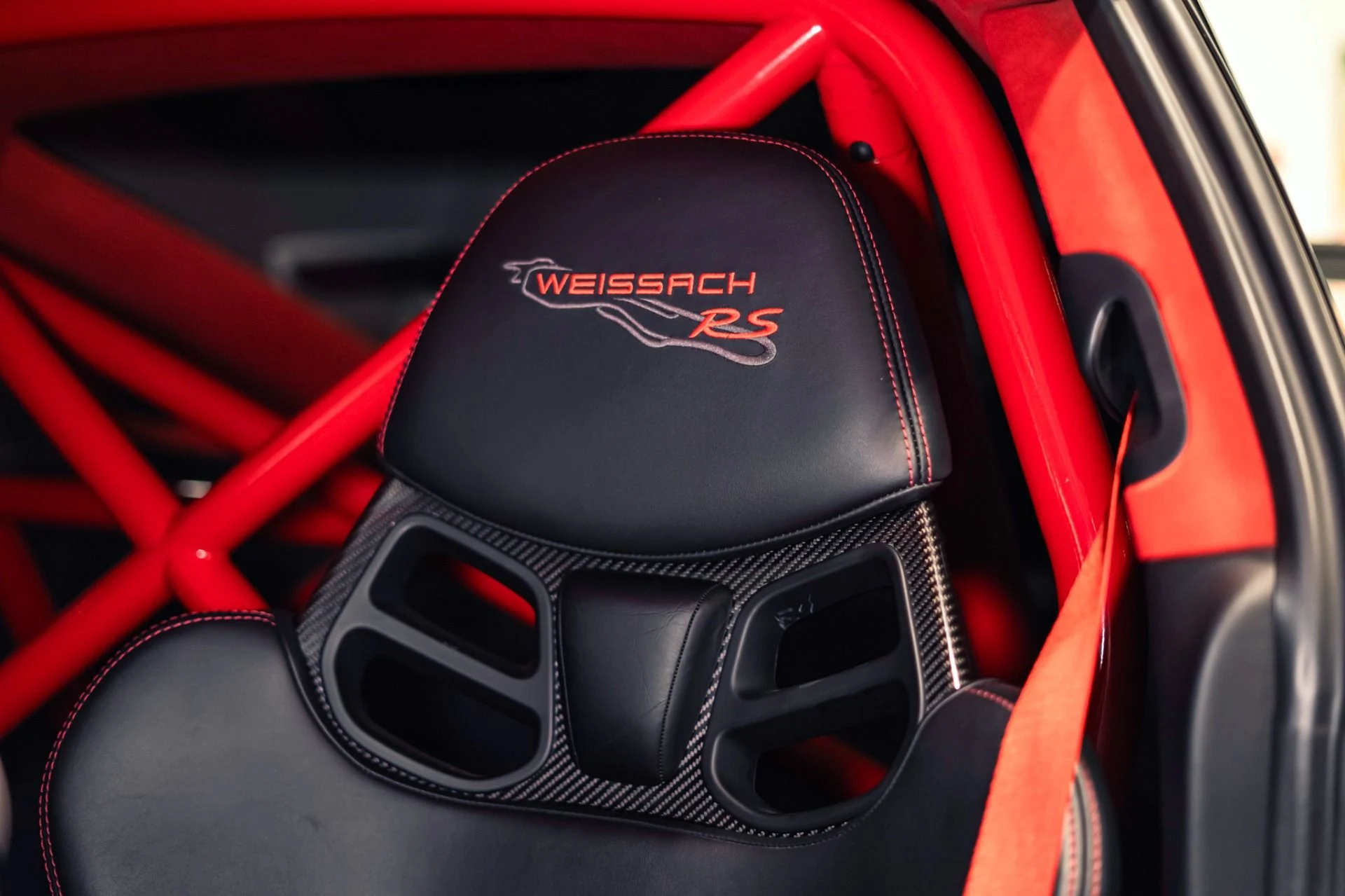 mph029_1633599059_Used_2018_Porsche_911_GT_2_RS_1777474085_a8422ecf24