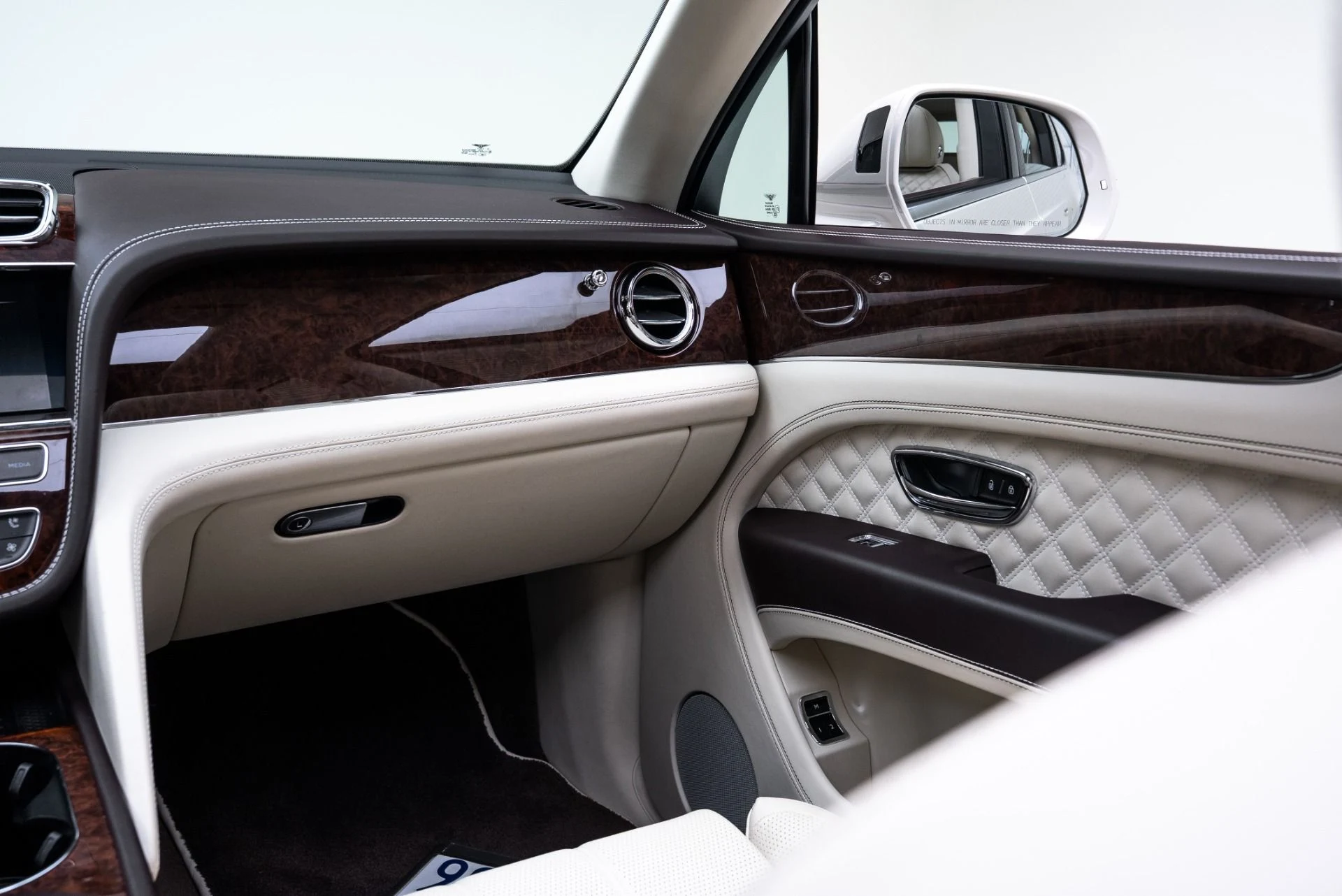 mph029_163487135_Used_2021_Bentley_Bentayga_V8_1774990427_e5b3740e43