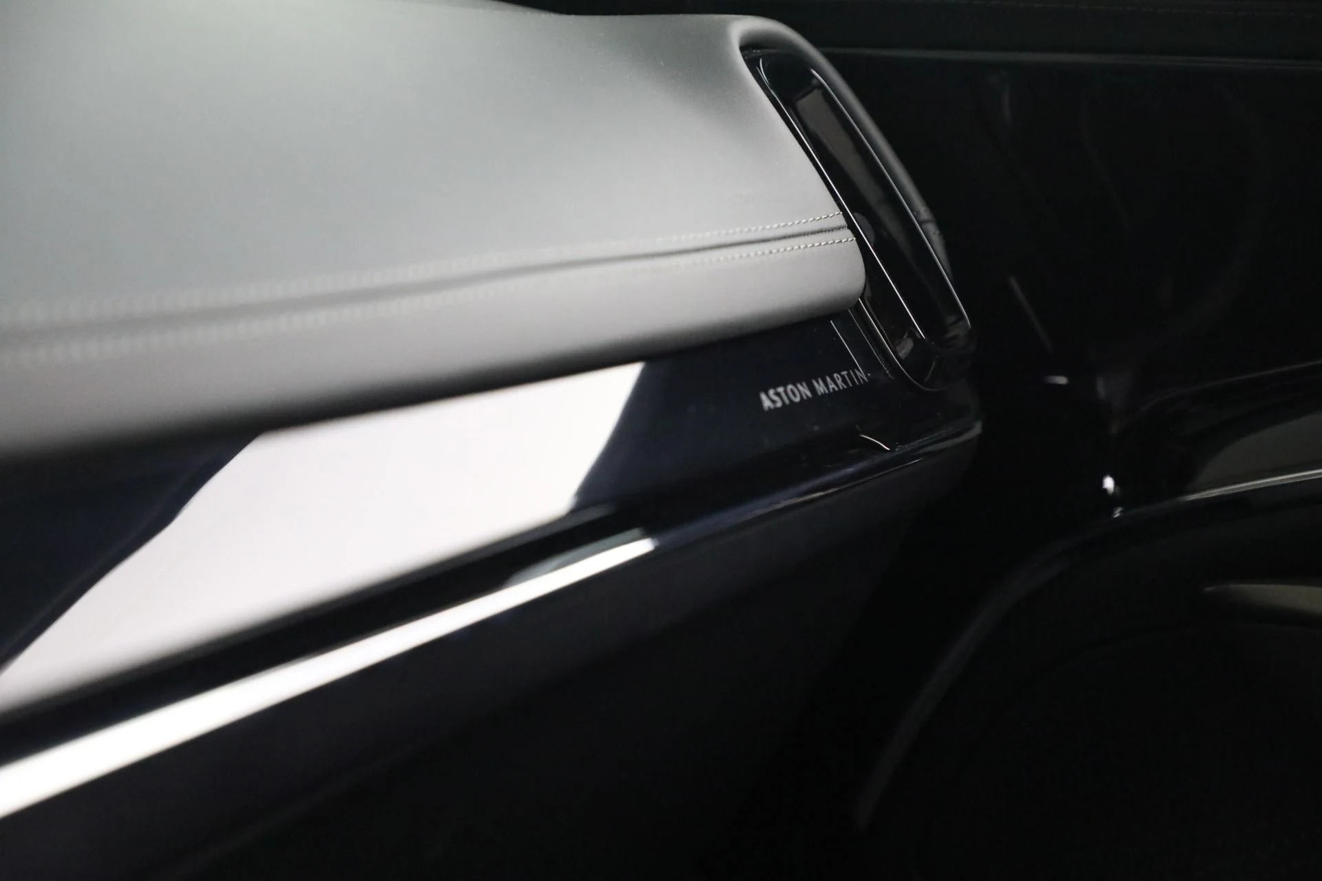 mph029_1667779691_New_2025_Aston_Martin_DBX_707_7ae3a1ec9c