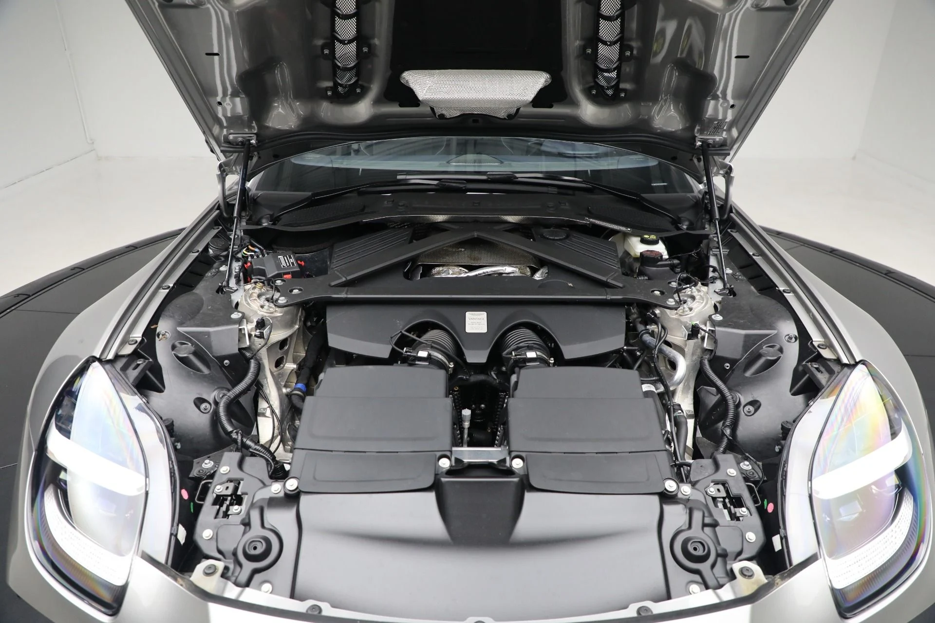 mph029_1700925716_New_2025_Aston_Martin_Vantage_621107e842