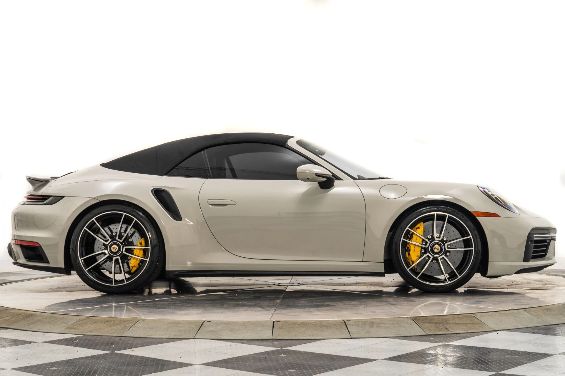 mph029_1733015587_Used_2023_Porsche_911_Turbo_S_Cabriolet_1759781880_8113fc98ce