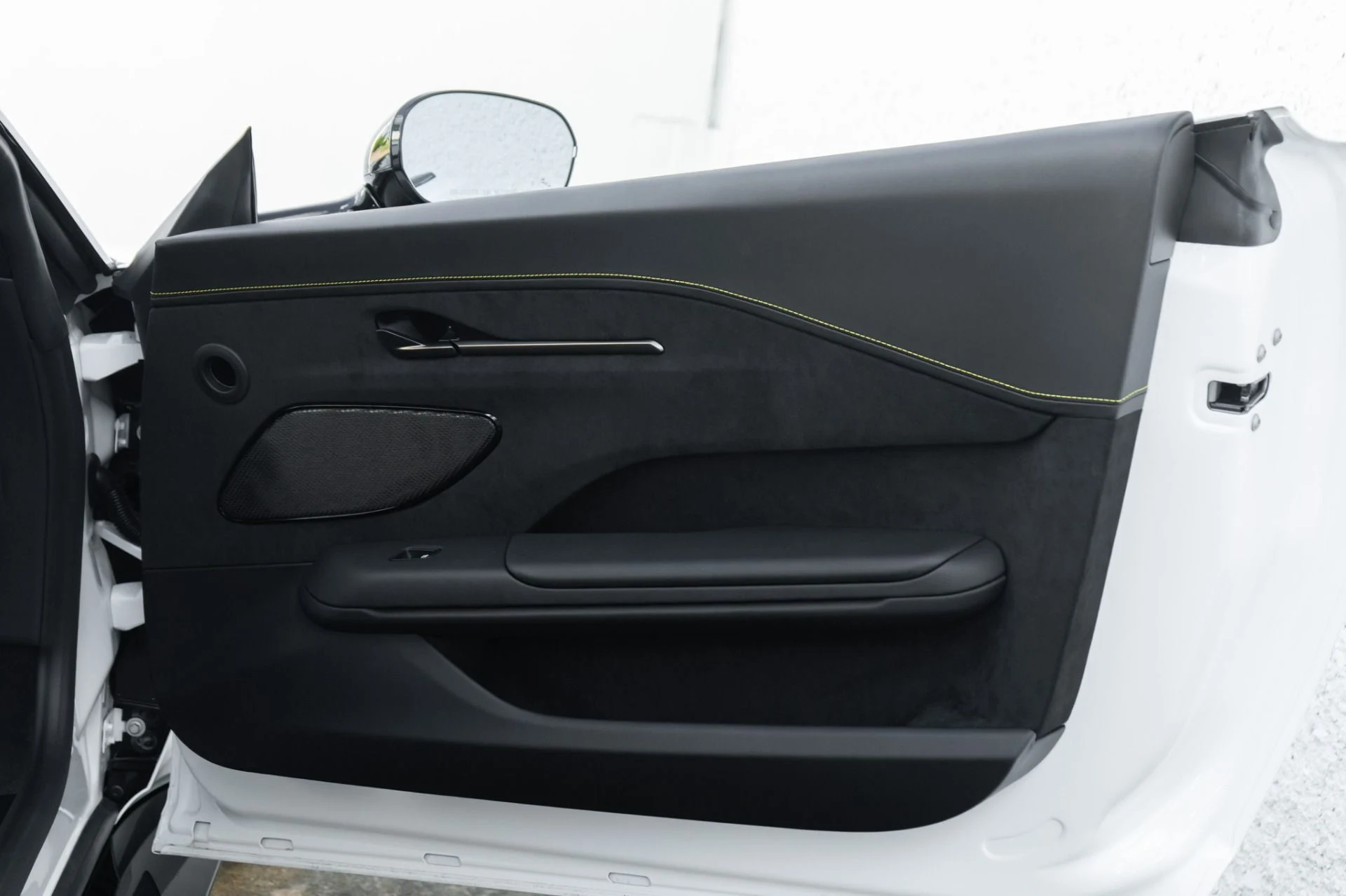 mph029_1733376707_Used_2025_Aston_Martin_Vantage_1778624403_2f1670e6b6