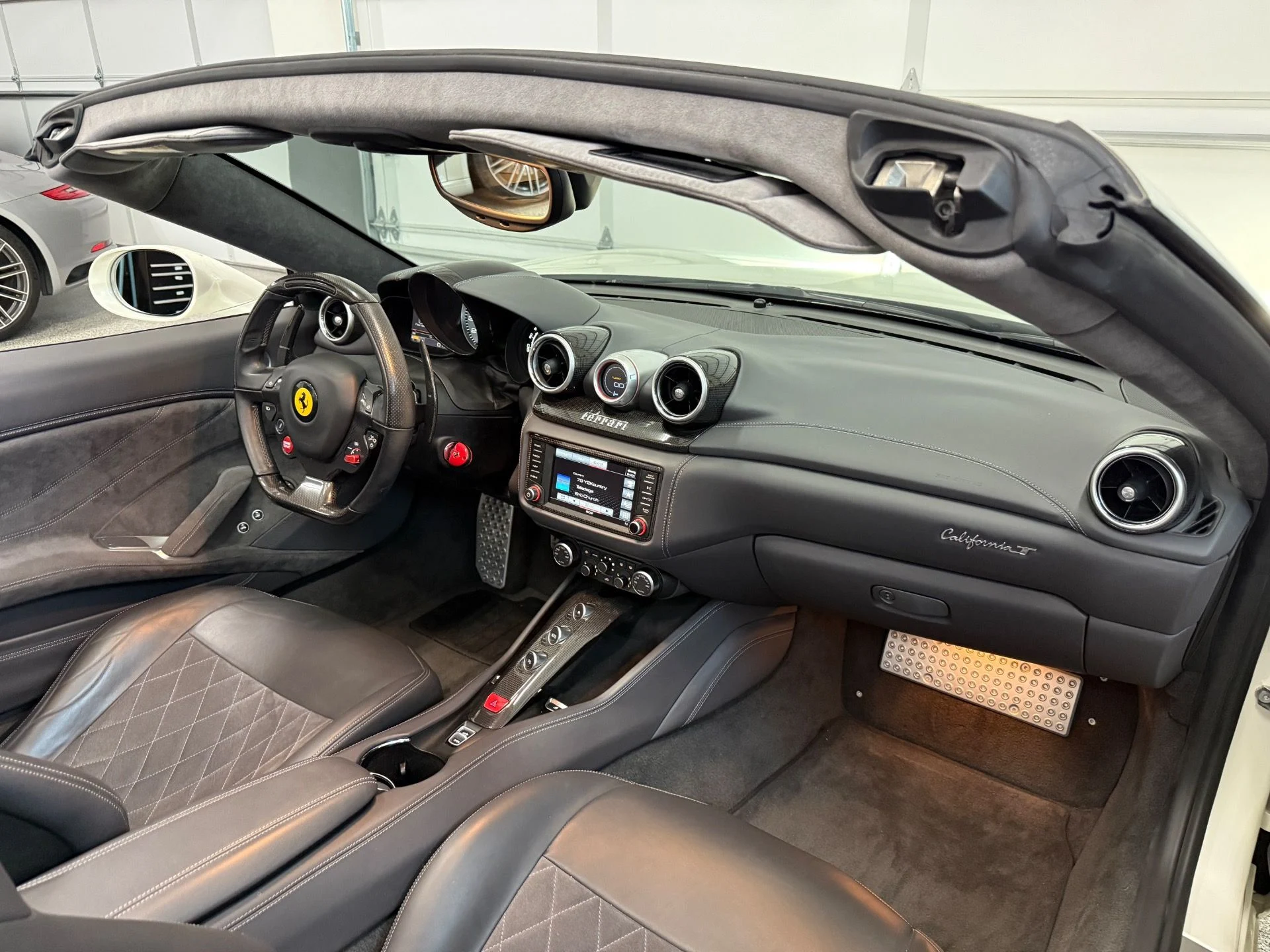 mph029_1747520357_Used_2015_Ferrari_California_T_1754670246_5f8c4aedea