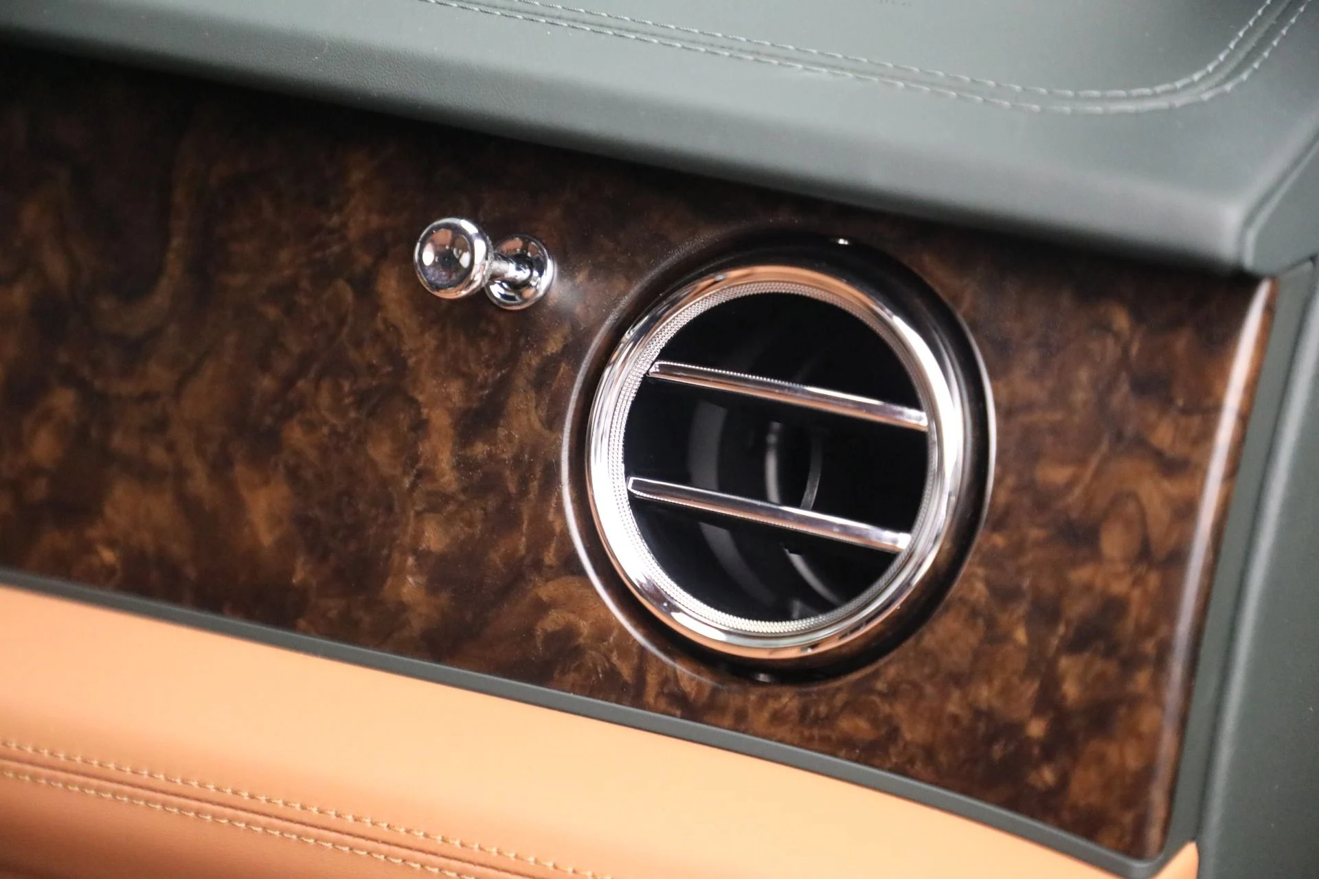 mph029_1764995008_New_2025_Bentley_Bentayga_Atelier_V8_5397e85aab
