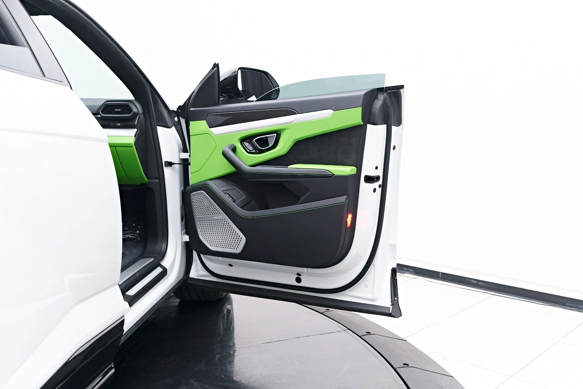 mph029_1786535915_Used_2022_Lamborghini_Urus_Base_1758404801_0c545331de