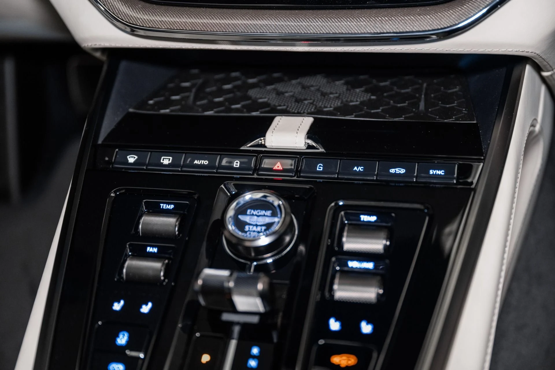 mph029_1828504914_Used_2025_Aston_Martin_DBX_707_1734711890_2a27d72aff